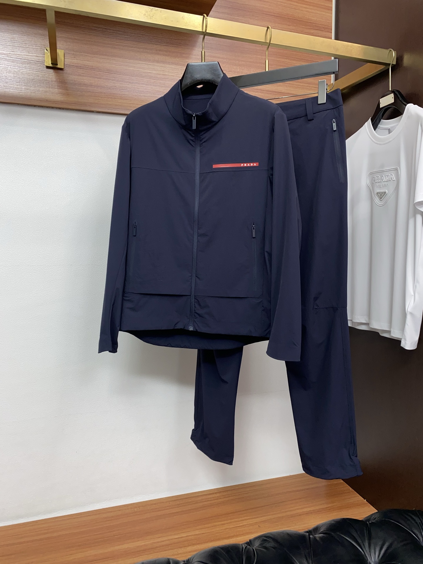 <p>衣服 裤子 顶级Prada红标户外系列套装 Linea Rossa红标logo点缀得刚刚好 低调又有辨识度 该系列将时尚与高性能完美融合 以科技创新 功能性与极简美学为核心 呈现独特的先锋气质  </p><p>面料是Prada特有的科技面料 可以将防风防水性拉满 </p><p>多口袋设计能装下手机这些小物件 袖口的收口设计还能防风 连裤脚都做了防风处理 细节到位  颜色 黑色 蓝色 灰色 外套尺码 48.50.52.54.56</p>