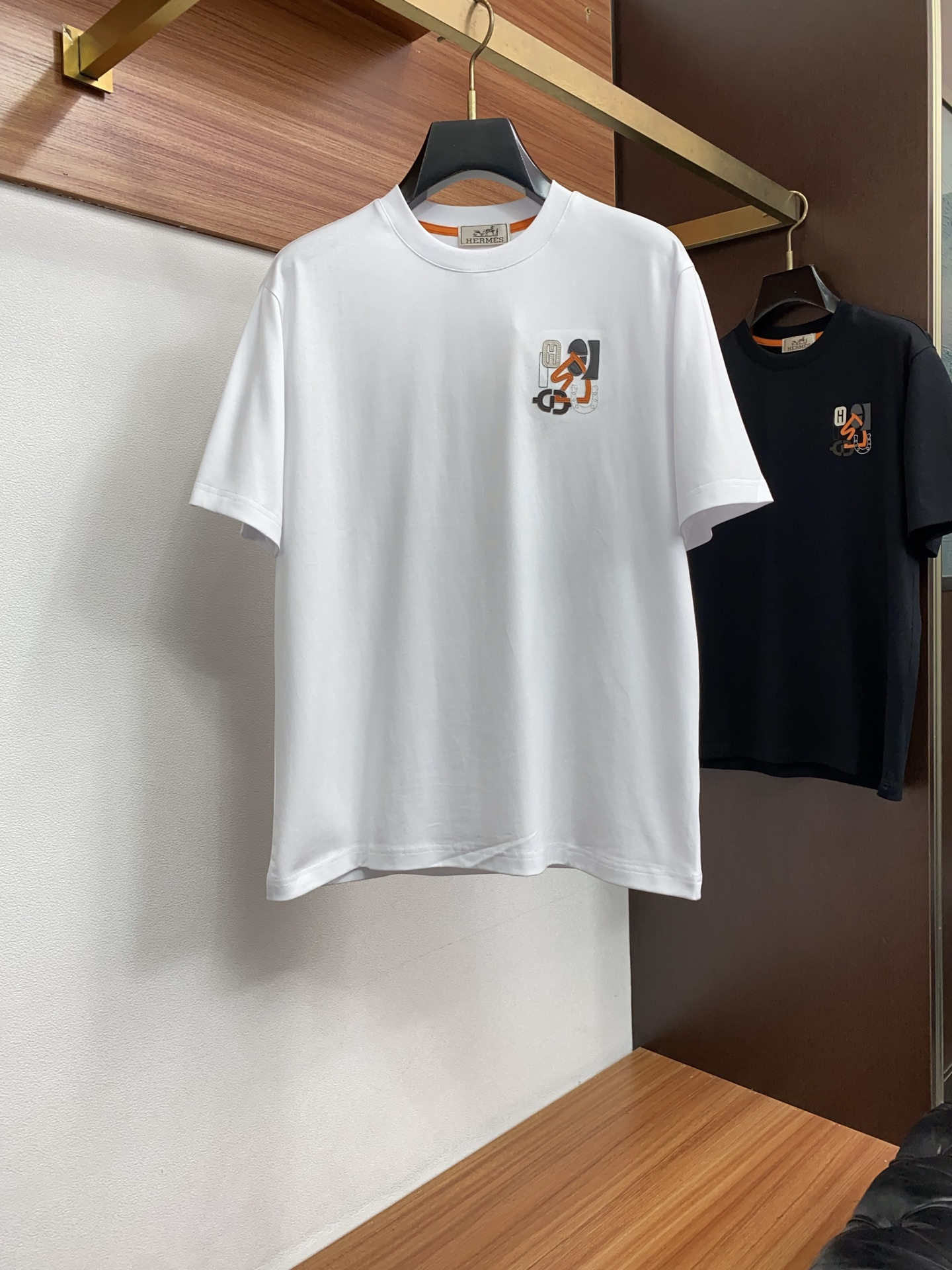 <p> 爱马仕 ss新工艺logo纯棉质微阔版圆领男士短袖T恤 新季新推系列将标识巧妙融入设计 塑就一系列充满复古风情的运动风单品 在这款百搭T恤上 带着一丝怀旧意蕴的图案低调呈现于衣身 袖口滚边相得益彰 M-3xL</p>