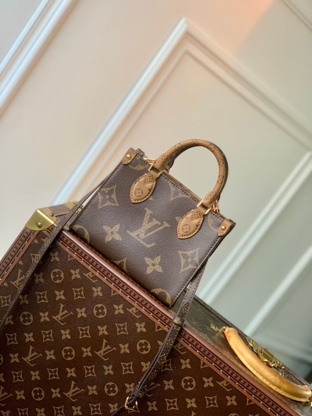 <p>顶级原单动态芯片</p><p>M46839 本款 OnTheGo 托特包以 Monogram 帆布浓缩原版设计 为皮革手柄及手柄固定件融入 Monogram Reverse 帆布 充裕空间可收纳手机 可拆卸并调节的肩带再添背携选项 size 18 x 15 x 8.5 厘米(长度 x 高 x 宽)</p>
