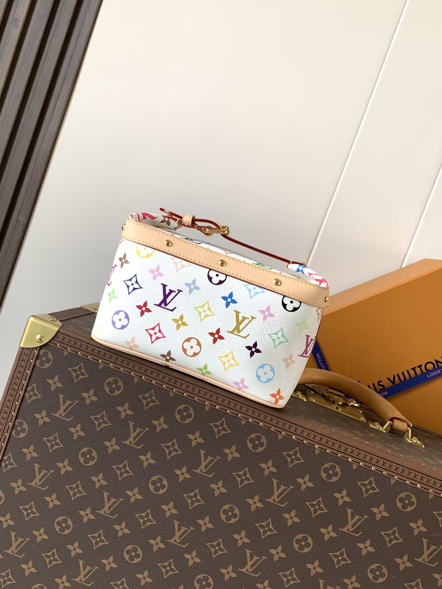<p>顶级原单 M27900</p><p>Cruiser 盥洗袋取材 Monogram Multicolore 涂层帆布 以斑斓之姿展现路易威登与村上隆在 2003 合作系列的创意共鸣 牛皮革饰边与莹泽铆钉烘托考究构型 巧妙道出经典 Cruiser 手袋的灵感启发 织物内衬便于清洗 内贴袋可轻松收纳随行所需 </p><p>13.5 x 12 x 22 厘米</p><p>(高 x 宽 x 长度)</p>