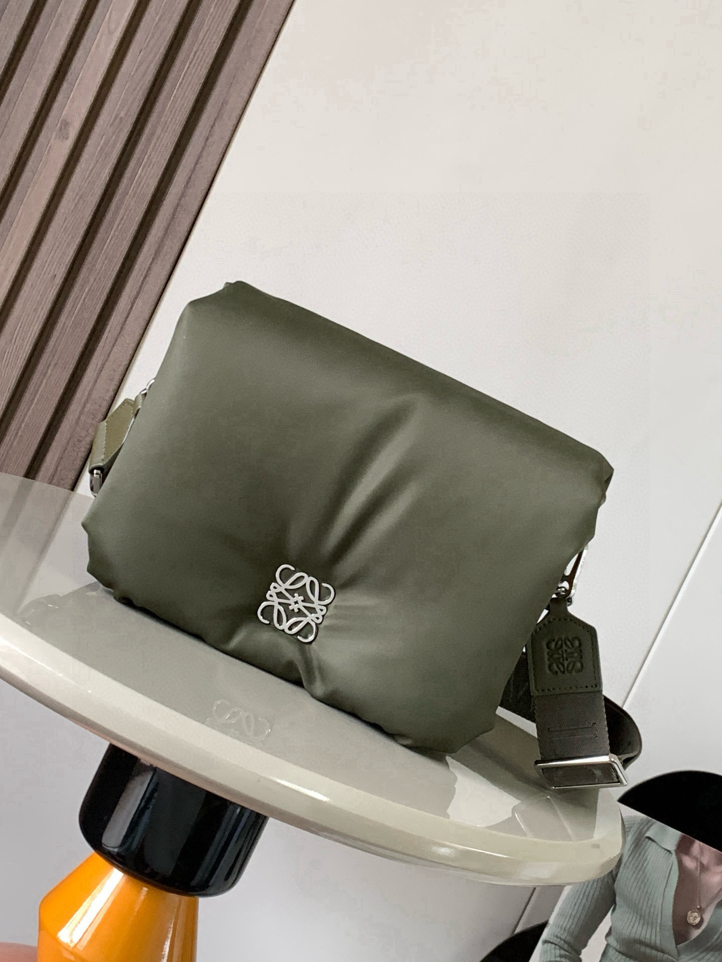 <p>中号尼龙布Puffer Goya 邮差包Goya Puffer 受到了 Goya 美学和关键细节的启发 通过带有鹅毛衬垫带来了全新的感官和触觉维度这款邮差包采用尼龙材质制成 搭配 L0EWE织带肩带 款号 9119</p><p>颜色 绿布橙</p>