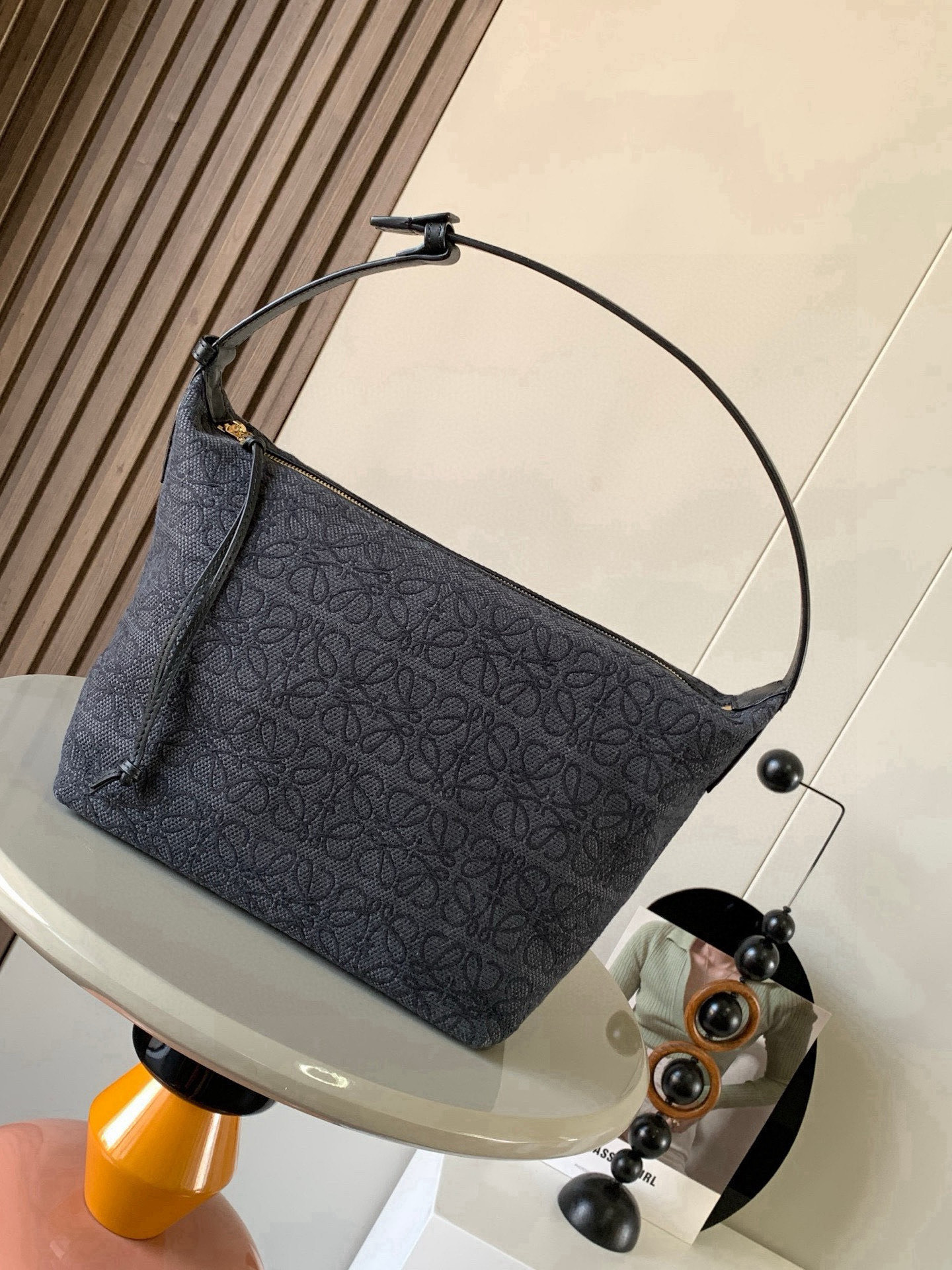 <p>Anagram 提花布和牛皮革 Cubi 手袋大号便当包 Cubi饭盒包这一季的快乐是Cubi给的 L0ewe 最新抢手腋下包  带有牛皮革底座和柔软的包身 这个版本采用牛皮革和 Anagram 提花布制成 </p><p>大号尺寸:35 21 16CM</p><p>款号 9008</p><p>颜色 黑布大花</p>