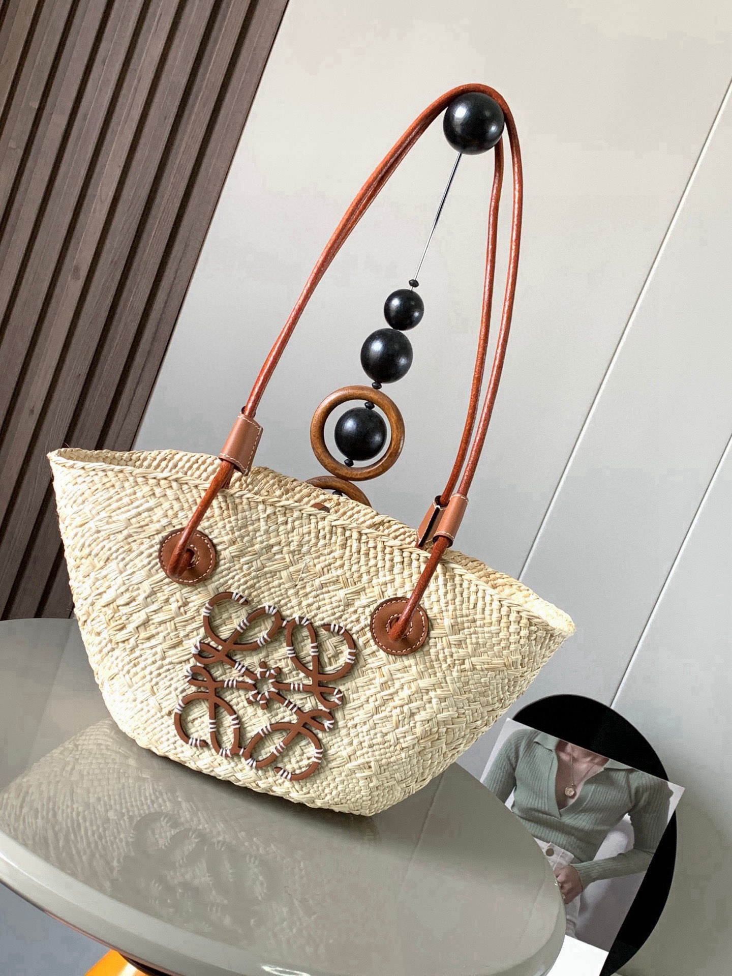 <p> 进口原厂拉菲草 小号伊拉卡棕榈纤维和牛皮革 Anagram Basket 手袋超多明星同款一个传统的篮子手袋带有经典的手工编织包身管状牛皮革带子 以及一块牛皮革 Anagram 压纹贴片这个小尺寸版本采用伊拉卡棕榈制成 款号 8012</p><p>颜色 棕色</p>