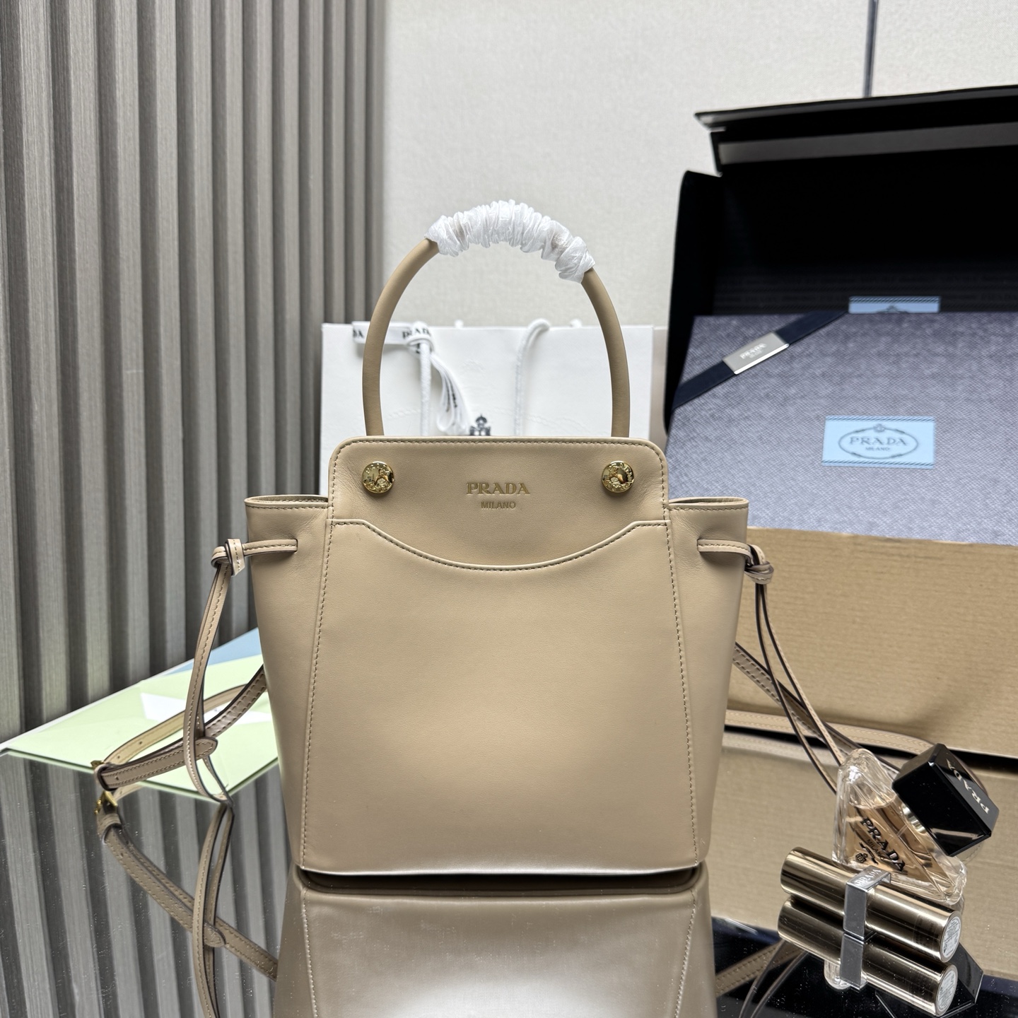<p> 顶级原单 新款Carry手袋1BA496这款手提包凭借其时尚精致的设计 将一种动态的美感融入了日常使用中的每一个细节之中 造型宽敞的配饰采用进口牛皮制成 配有可拆卸 可调节的皮质肩带 磁力闭合装置 有着独特复古的风格 上身效果非常时尚轻便 美女们 赶紧入手吧尺寸 长19x高21x底7cm</p>