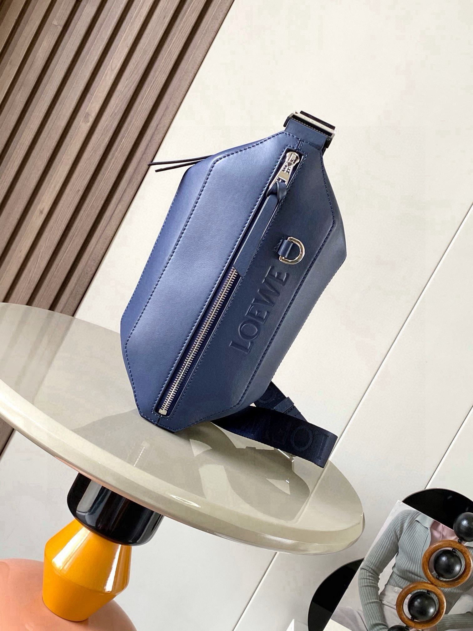 <p>经典牛皮革变形 Sling 手袋紧凑型 Sling 手袋配有可调节 LOEWE 织带和品牌标志金属搭扣可打开以改变手袋容量并实现多种携带方式 外部拉链平口袋进步增强了功能性这个版本采用经典牛皮革制成  可斜挎或作为腰包携带 拉链开合 牛皮革拉链头 人字纹棉质帆布衬里 配有 D 形环的压纹 LOEWE</p><p>尺寸 32.5cm 9cm 12.3cm</p><p>款号 9074</p><p>颜色 海军蓝</p>