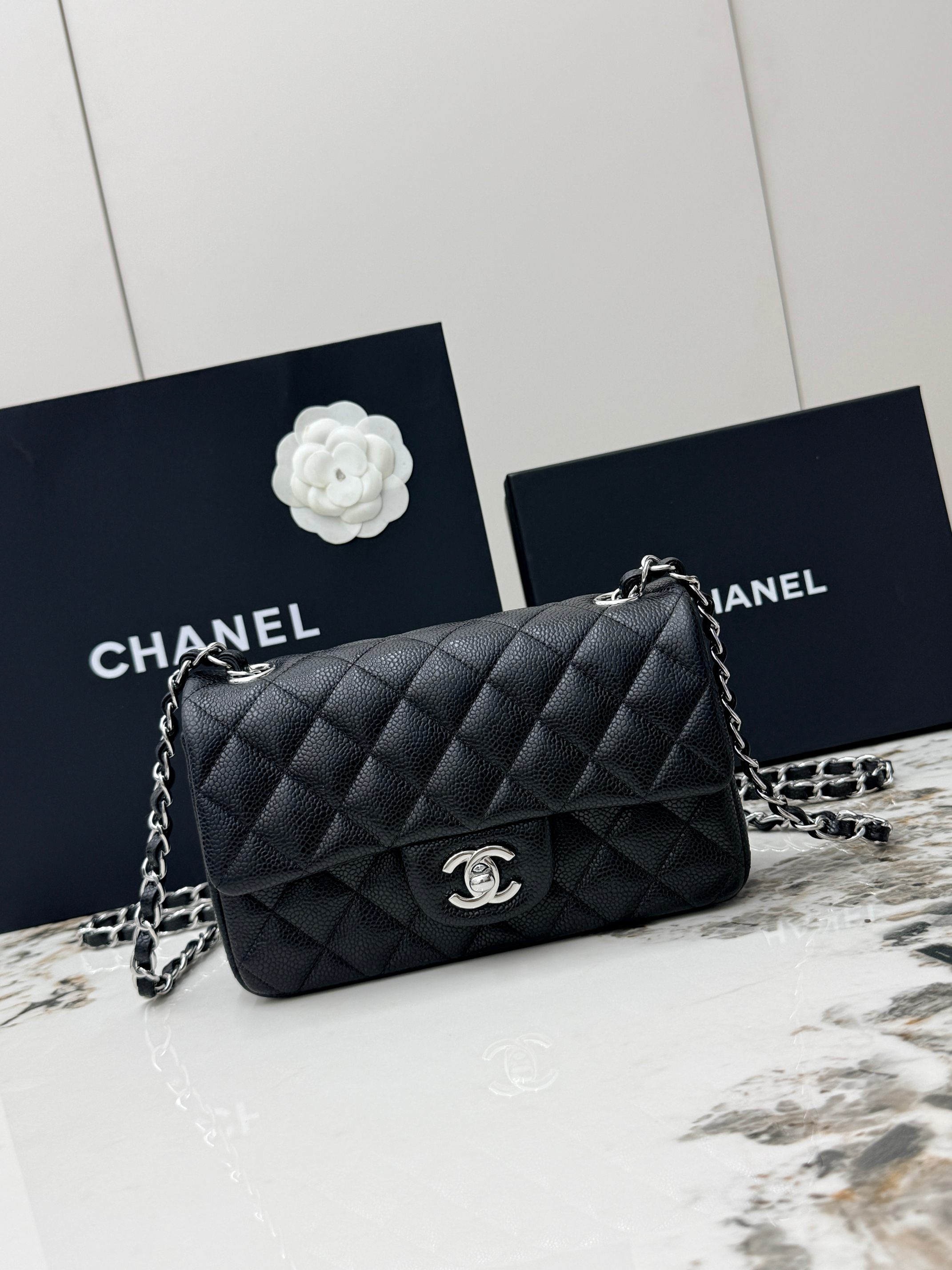 <p>CHANEL 小号20cm 原单货 香奈儿 CIassic FIap CF经典金扣菱格牛皮穿链条 链条肩带 颗粒压花球纹小牛皮女士手提包 可斜挎可单肩 采用进口银扣定制五金 进口牛皮材质 里外都是全皮 柔软度满满 耐磨不易划伤 经典菱格纹+复古银色五金 双CLogo点缀 细节超精致型号 A69900</p><p>尺寸  长20X宽6X高12cm </p>