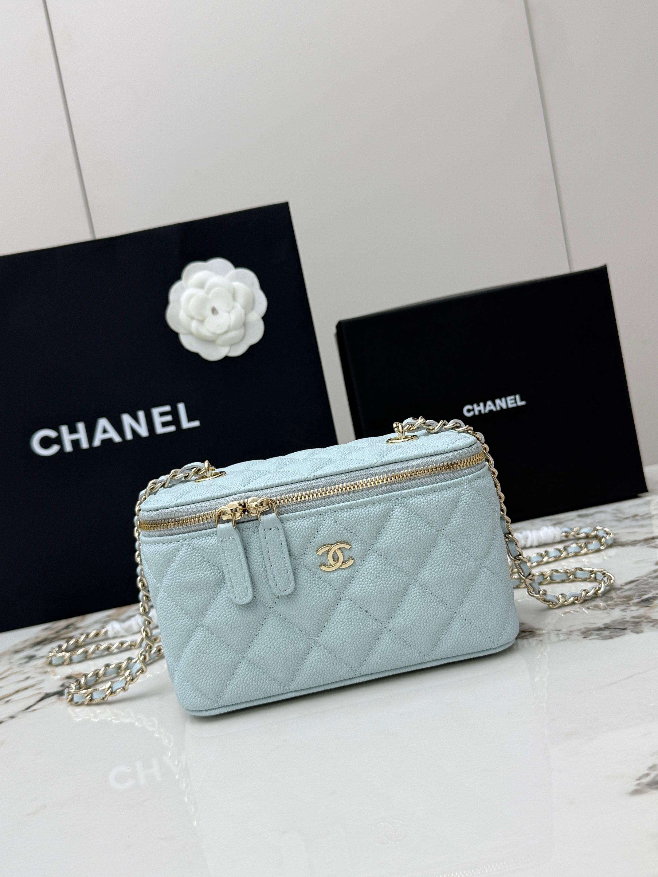 <p>CHANEL 新品 鱼子酱小球纹香奈儿24K春夏新款 顶级货全钢金色链条 小球纹鱼子酱压花牛皮盒子包 精巧别致链条小化妆盒 得体方形状mini可爱无敌啦〰 小小空间除了手机放不琐碎小物件还是蛮能收纳的  手提超级萌 可单肩可斜挎哦   . </p><p>型号 A  </p><p>尺 长17x宽8x高9.5cm </p>