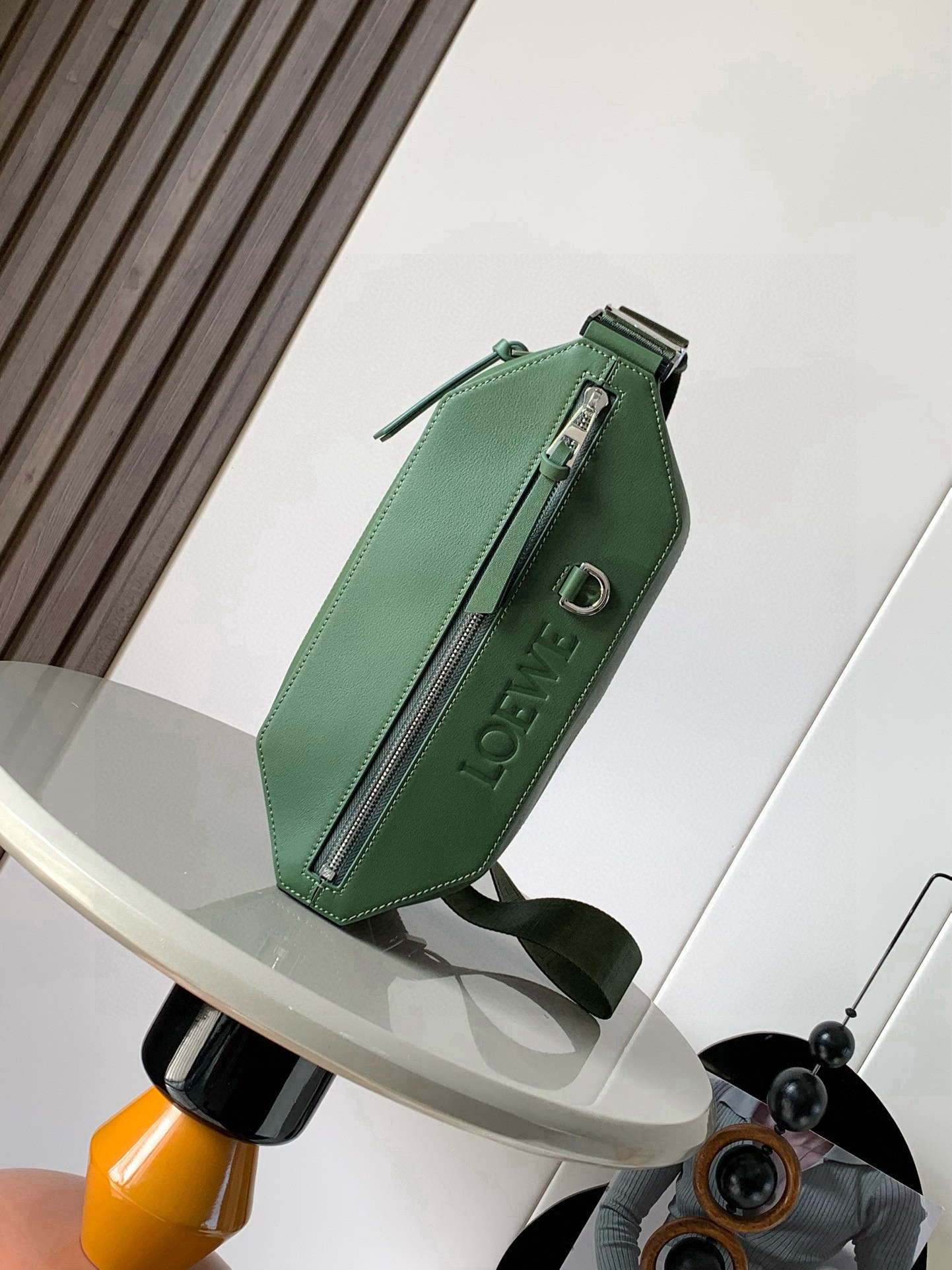 <p>经典牛皮革变形 Sling 手袋紧凑型 Sling 手袋配有可调节 LOEWE 织带和品牌标志金属搭扣可打开以改变手袋容量并实现多种携带方式 外部拉链平口袋进步增强了功能性这个版本采用经典牛皮革制成  可斜挎或作为腰包携带 拉链开合 牛皮革拉链头 人字纹棉质帆布衬里 配有 D 形环的压纹 LOEWE </p><p>尺寸 32.5cm 9cm 12.3cm</p><p>款号 9074</p><p>颜色 森林绿</p>