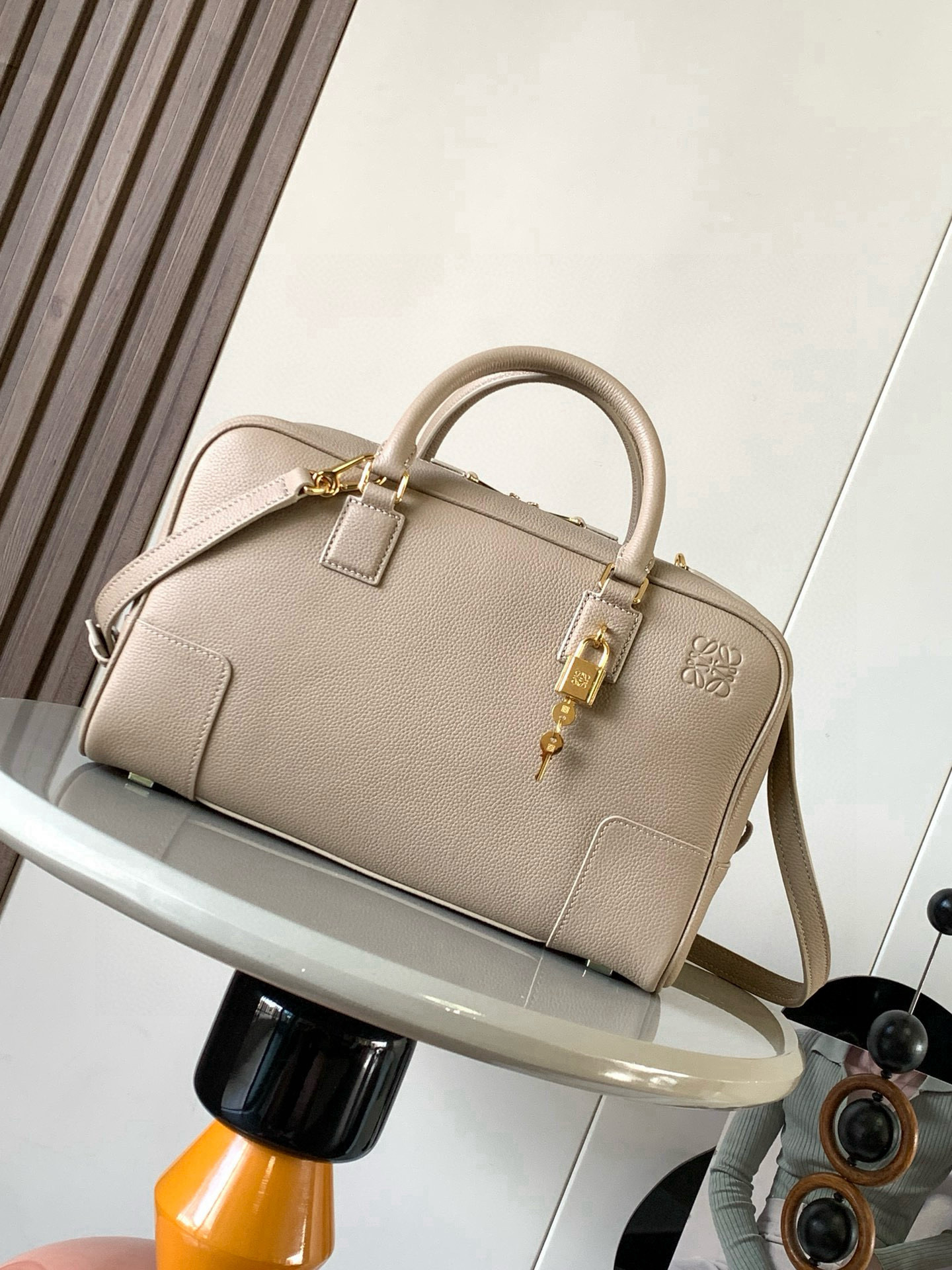 <p>纳帕牛皮革 Amazona 28手袋Amazona 是 LOEWE 的标志性手袋 最初于1970年代作为顶部提手软结构手袋推出这款纳帕牛皮革版本更新了精致的比例和细节 包括一个 Anagram 雕刻挂锁 斜挎 肩背或顶部提手携带 可拆卸可调节肩带 双拉链开合 牛皮革拉链头 内部拉链隔层和按扣固定的插袋 款号 9080</p><p>颜色 沙色荔</p>