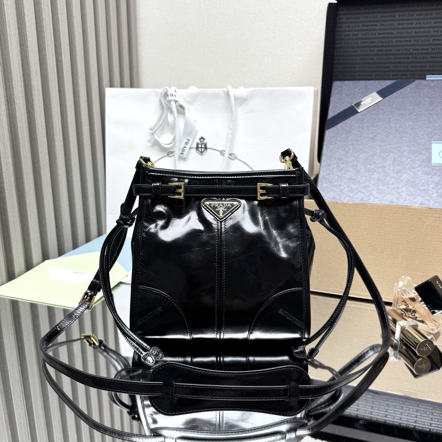 <p> 顶级原单 新款1BH229迷你单肩包 Sot Lux油腊皮 标志性设计焕然一新 Bonnie手袋是一款配有肩带的廓形 提升了风格的多功能本质 全新精致紧凑的造型采用精心制作的柔软皮革 呈现独特光泽 独特的袢带细节勾勒出这款配饰 饰以涂珐琅三角形金属徽标 配有一条可拆卸调节的长肩带 方便不同场合搭配 </p>