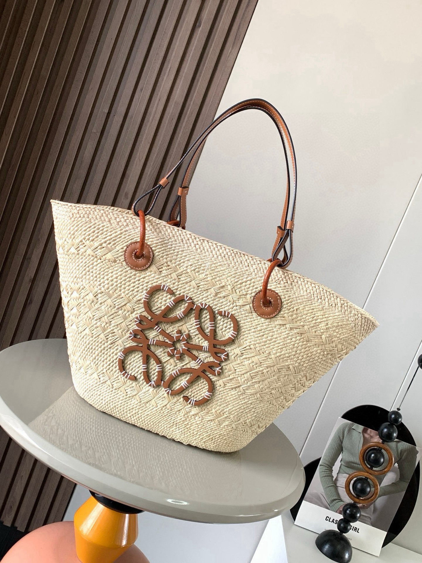 <p> 进口原厂拉菲草 大号伊拉卡棕榈纤维和牛皮革 Anagram Basket 手袋超多明星同款一个传统的篮子手袋带有经典的手工编织包身管状牛皮革带子 以及一块牛皮革 Anagram 压纹贴片这个小尺寸版本采用伊拉卡棕榈制成 款号 8011</p><p>颜色 棕色</p>