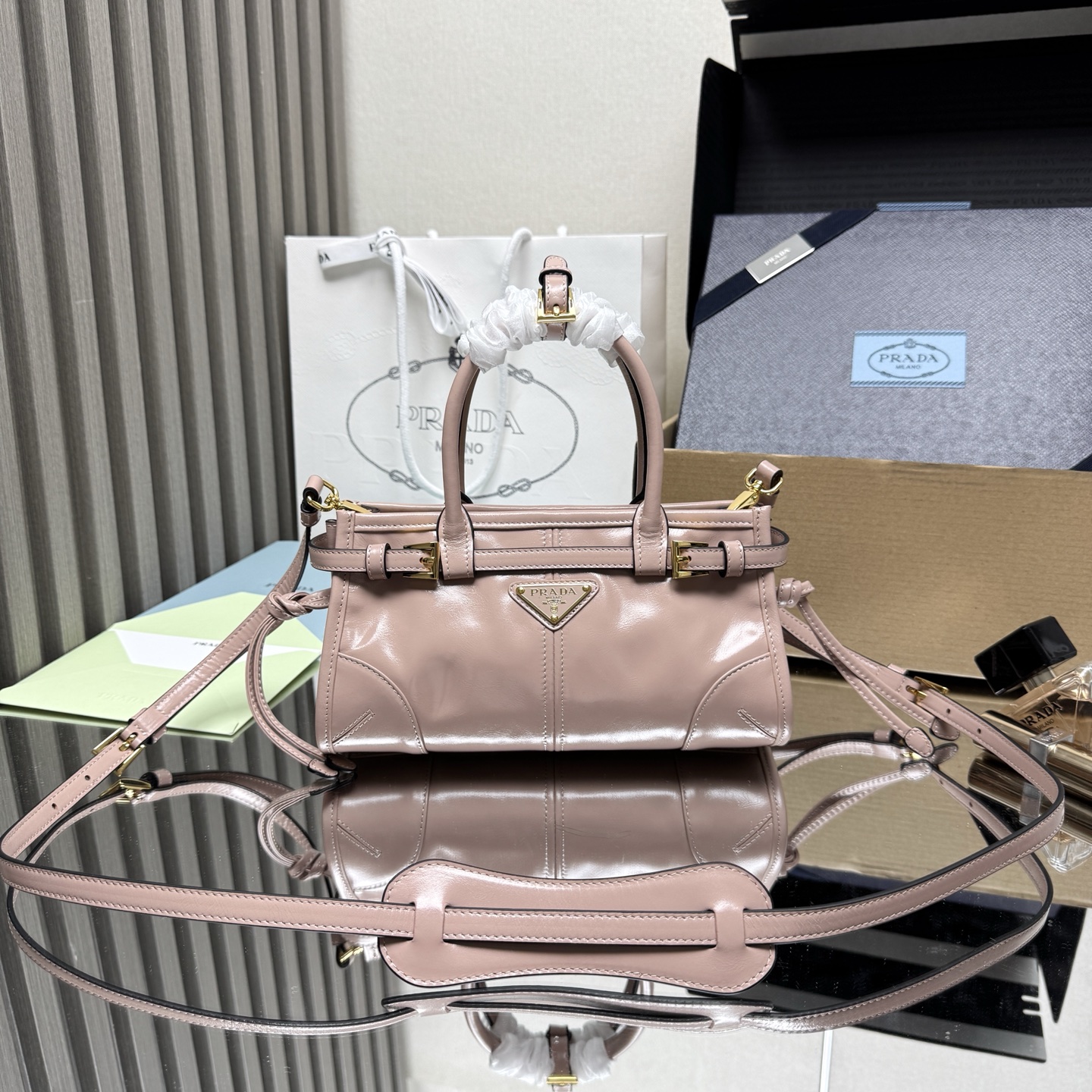 <p> 顶级原单 LusSolf油腊皮1BA486迷你号这款迷你手提斜挎包采用进口油腊皮 油亮的色泽散发出古典气息 配有一条可拆卸调节的长肩带 斜挎 手提 肩带 满足所有背法容量空间非常大 巨巨好用 绝对是时商达人们的必备款 小小尺寸 真的太太可爱了赶紧把这款复古格调手拎包带回家吧 尺寸 长23.5高12x底9cm</p>