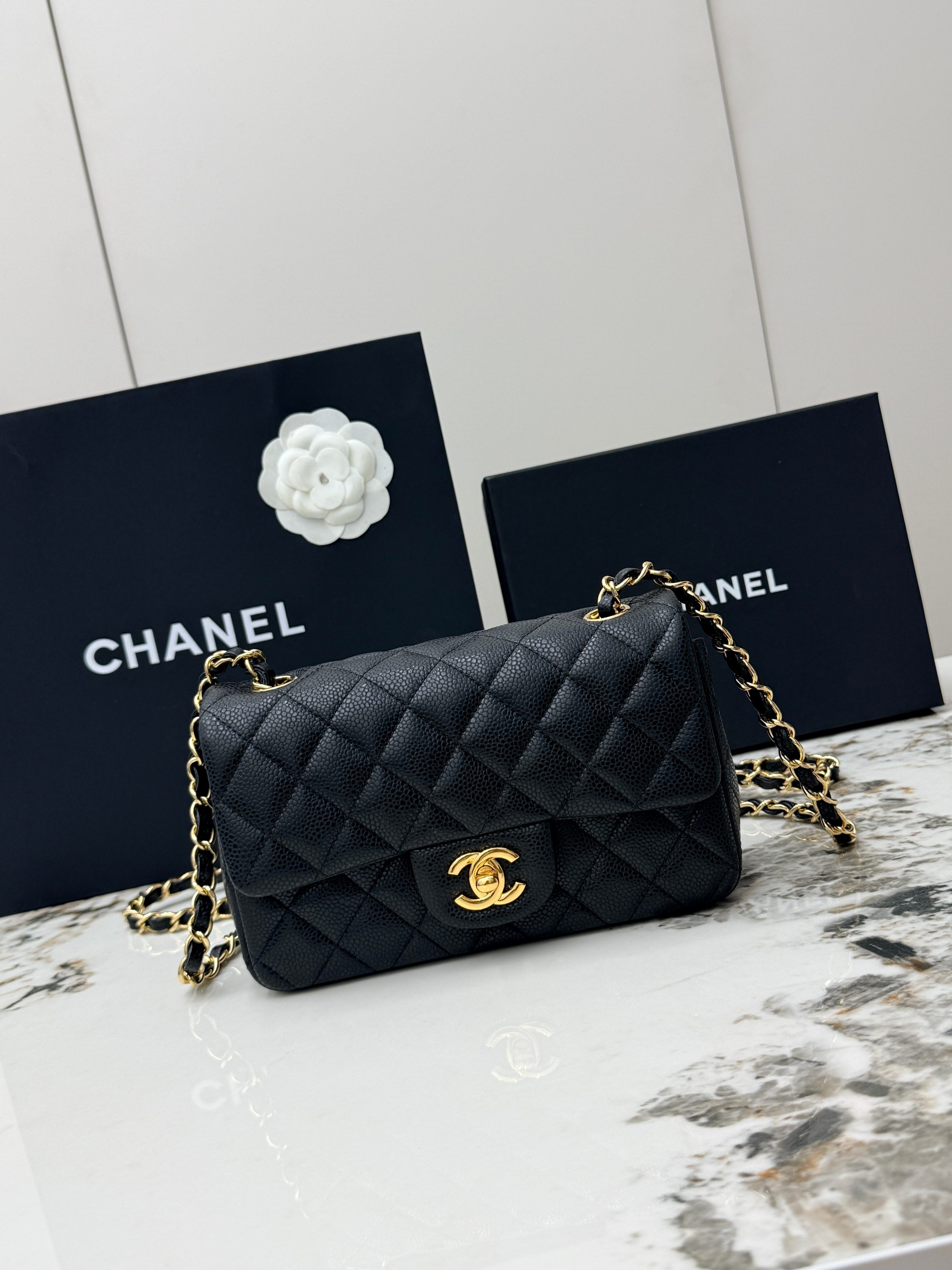 <p>CHANEL 小号20cm 原单货 香奈儿 CIassic FIap CF经典金扣菱格牛皮穿链条 链条肩带 颗粒压花球纹小牛皮女士手提包 可斜挎可单肩 采用进口金扣定制五金 进口牛皮材质 里外都是全皮 柔软度满满 耐磨不易划伤 经典菱格纹+复古金色五金 双CLogo点缀 细节超精致型号 A69900</p><p>尺寸  长20X宽6X高12cm </p>