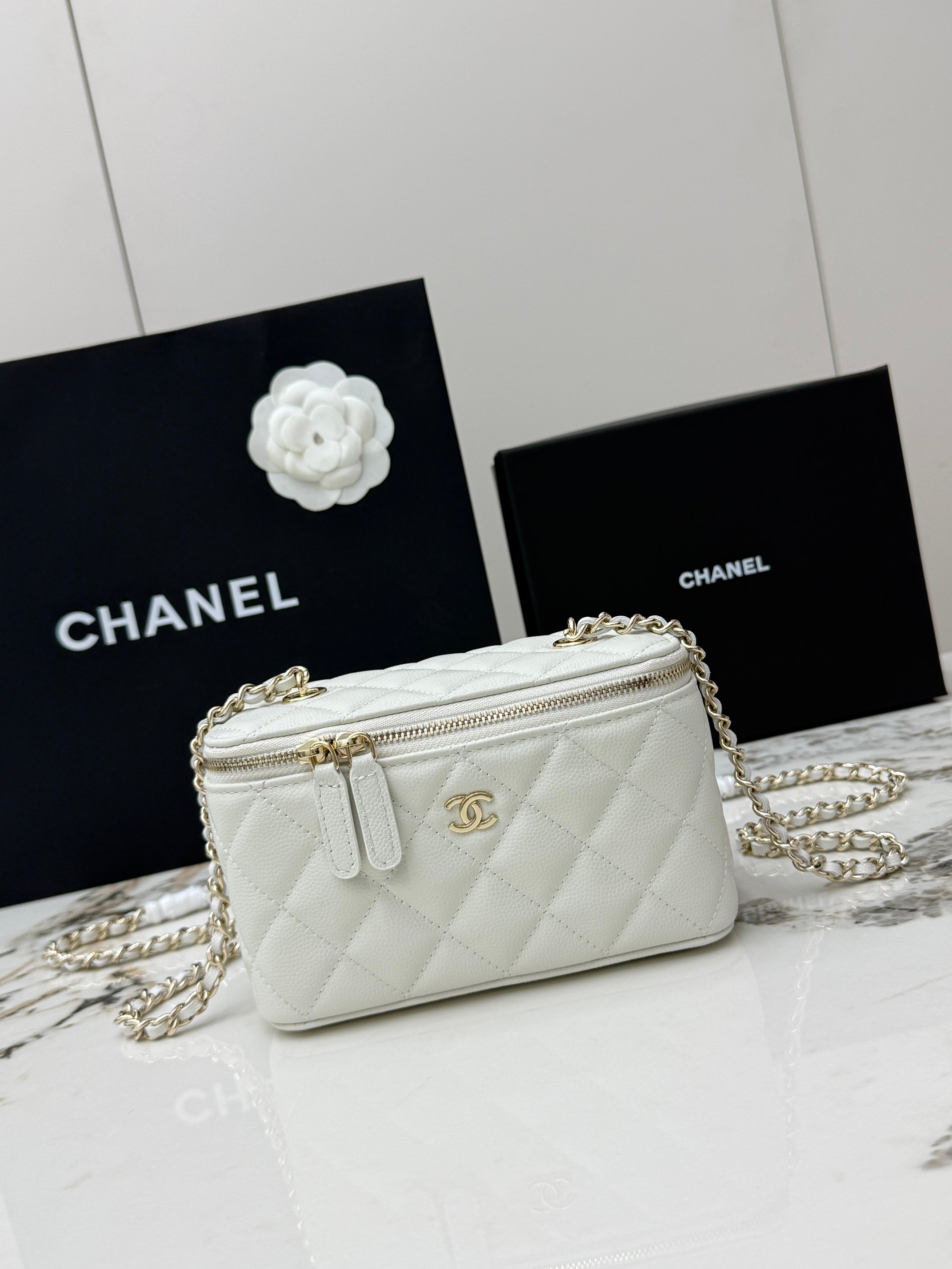 <p>CHANEL 新品 鱼子酱小球纹香奈儿24K春夏新款 顶级货全钢金色链条 小球纹鱼子酱压花牛皮盒子包 精巧别致链条小化妆盒 得体方形状mini可爱无敌啦〰 小小空间除了手机放不琐碎小物件还是蛮能收纳的  手提超级萌 可单肩可斜挎哦   . </p><p>型号 A  </p><p>尺 长17x宽8x高9.5cm </p>