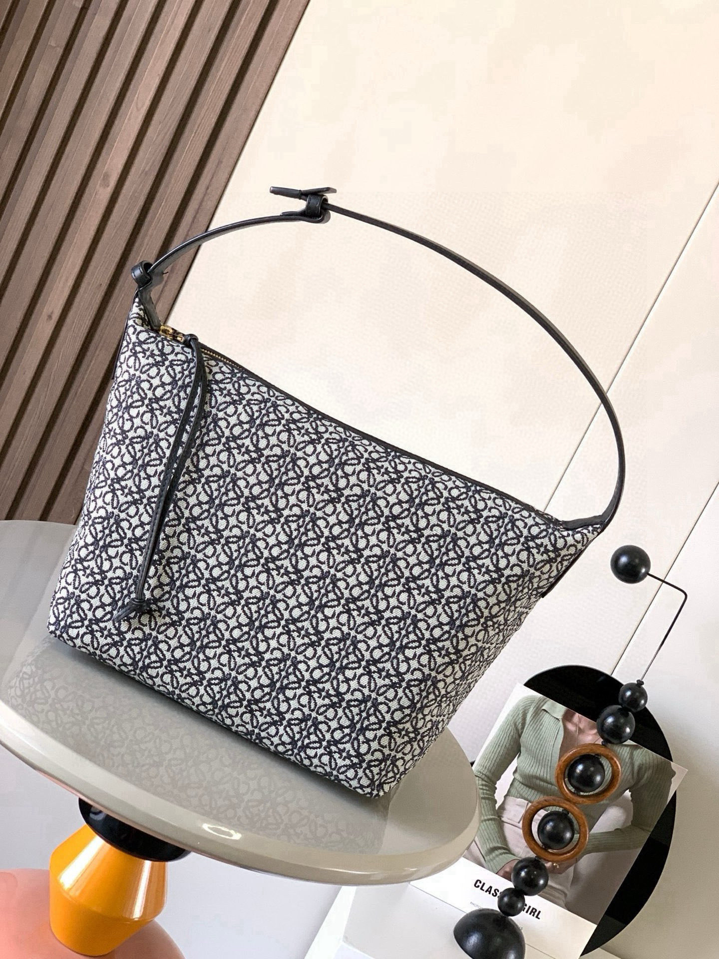 <p>Anagram 提花布和牛皮革 Cubi 手袋大号便当包 Cubi饭盒包这一季的快乐是Cubi给的 L0ewe 最新抢手腋下包  带有牛皮革底座和柔软的包身 这个版本采用牛皮革和 Anagram 提花布制成 </p><p>大号尺寸:35 21 16CM</p><p>款号 9008</p><p>颜色 蓝黑小花</p>