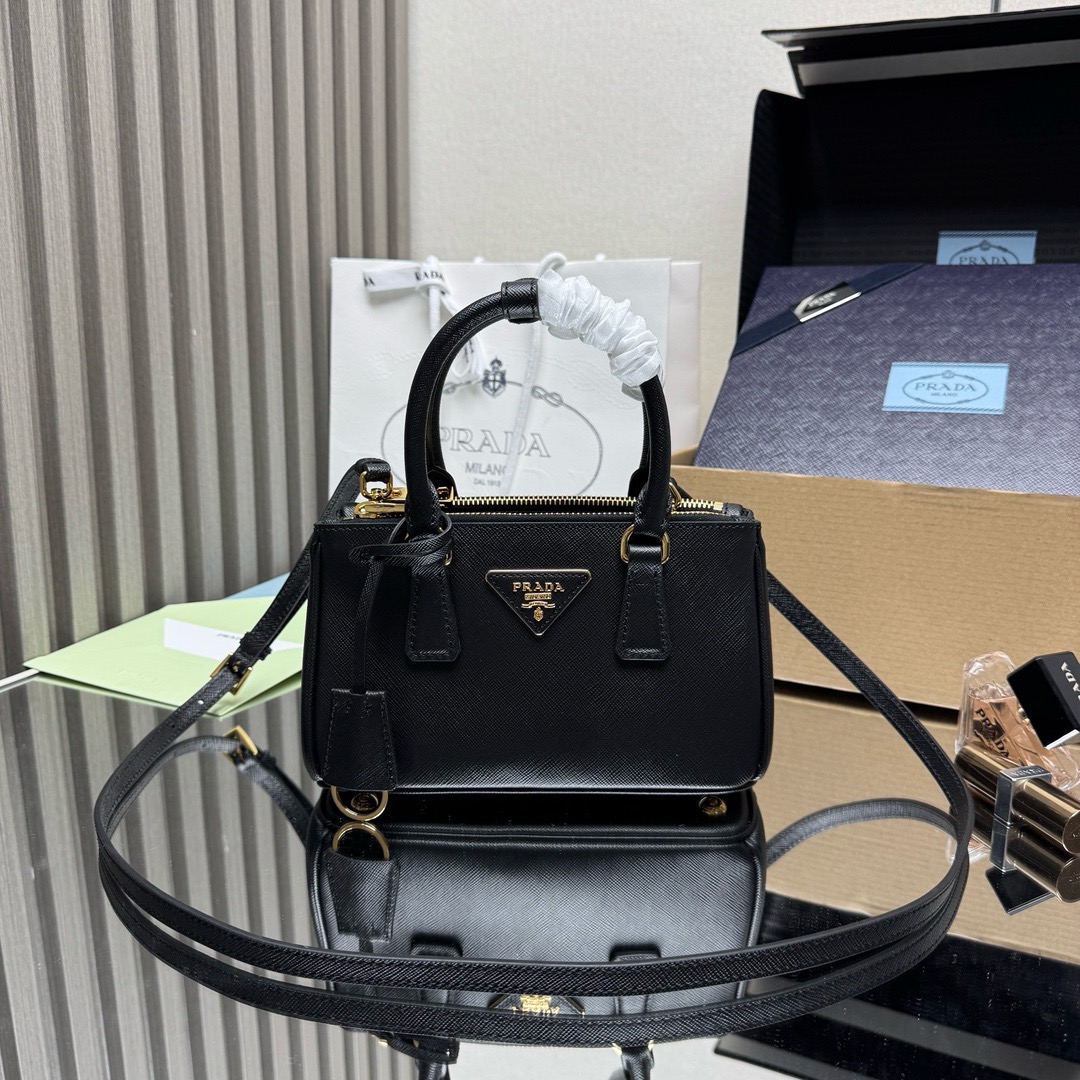 <p> 顶级原单 新款横款mini杀手包1BA916黑色这款Galleria手袋采用标志性的Saffiano皮革制作 配有一条可拆卸肩带 顶级拉丝五金是对经典隽永优雅气质的别致诠释 对现在流行小包盛行时代的美女们 值得拥有 轻松搞定小姐姐曰常出行 容量空间大 又好看又实用任何时候拿出来用都会不过时的包型赶紧入手吧尺寸 长21x高12.5x底8.5cm</p>