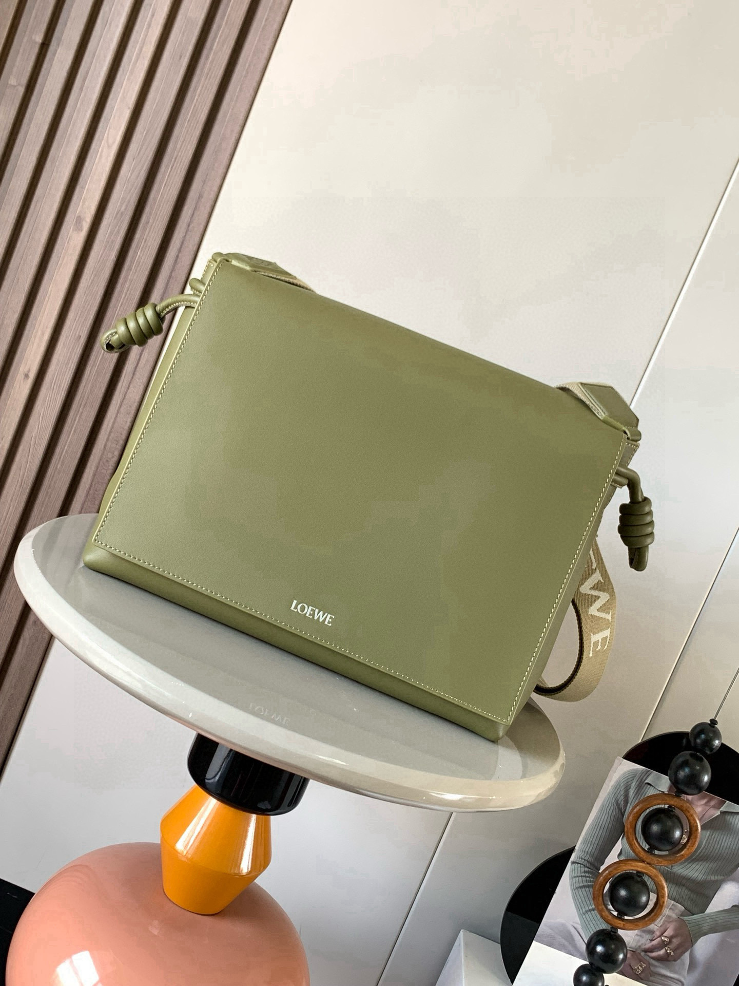 <p>亮面柔软牛皮革 Flamenco satchel 手袋新品这款手袋将经典 Flamenco手袋重新设计为实用的斜挎包采用拉绳收紧 并打上标志性的盘绕结 此版本以亮面柔软牛皮革制成 内部采用绒面革  斜挎 肩背或手提 可调节可拆卸 LOEWE 织带 牛皮革拉链内袋和 D 形环  LOEWE 烫银 </p><p>尺寸 34cm 12cm 24cm</p><p>款号 9059</p><p>颜色 橄榄绿</p>
