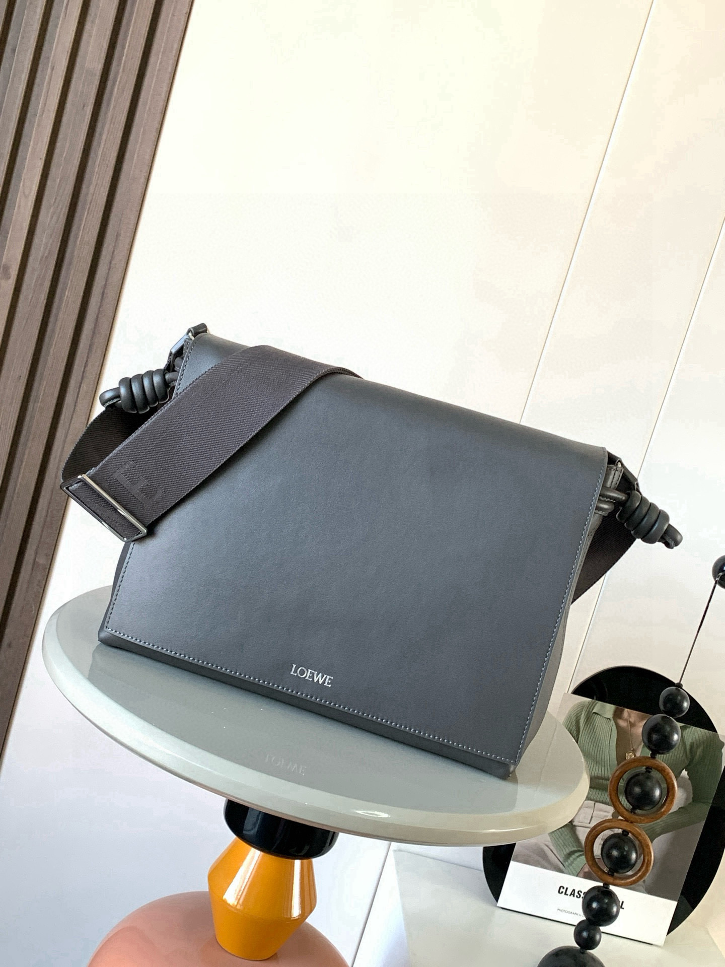 <p>亮面柔软牛皮革 Flamenco satchel 手袋新品这款手袋将经典 Flamenco手袋重新设计为实用的斜挎包采用拉绳收紧 并打上标志性的盘绕结 此版本以亮面柔软牛皮革制成 内部采用绒面革  斜挎 肩背或手提 可调节可拆卸 LOE WE 织带 牛皮革拉链内袋和 D 形环  LOEWE 烫银 </p><p>尺寸 34cm 12cm 24cm</p><p>款号 9059</p><p>颜色 深咖啡</p>
