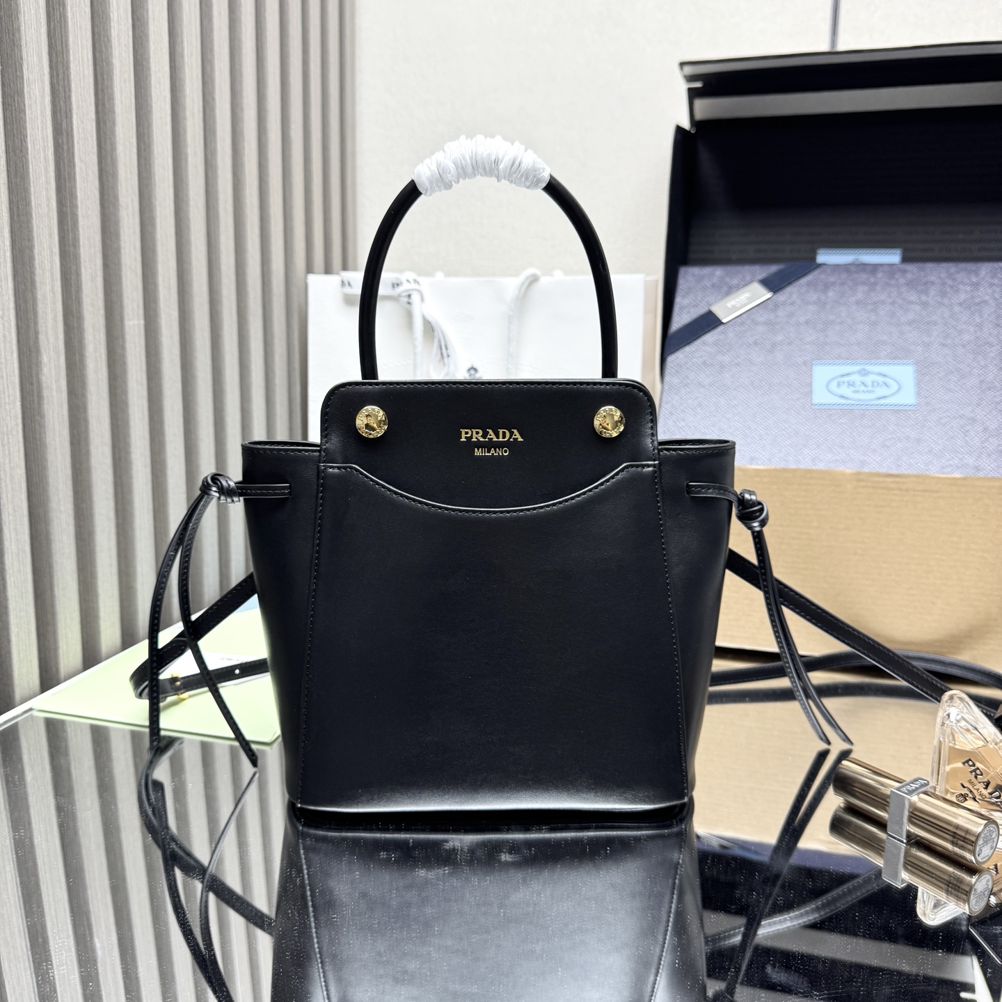 <p> 顶级原单 新款Carry手袋1BA496这款手提包凭借其时尚精致的设计 将一种动态的美感融入了日常使用中的每一个细节之中 造型宽敞的配饰采用进口牛皮制成 配有可拆卸 可调节的皮质肩带 磁力闭合装置 有着独特复古的风格 上身效果非常时尚轻便 美女们 赶紧入手吧尺寸 长19x高21x底7cm</p>