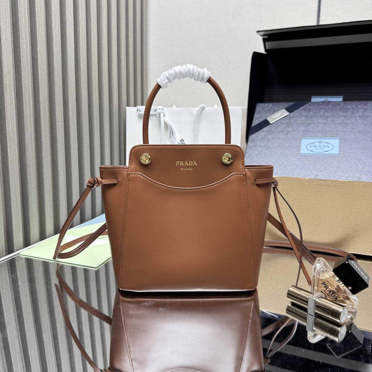 <p> 顶级原单 新款Carry手袋1BA496这款手提包凭借其时尚精致的设计 将一种动态的美感融入了日常使用中的每一个细节之中 造型宽敞的配饰采用进口牛皮制成 配有可拆卸 可调节的皮质肩带 磁力闭合装置 有着独特复古的风格 上身效果非常时尚轻便 美女们 赶紧入手吧尺寸 长19x高21x底7cm</p>