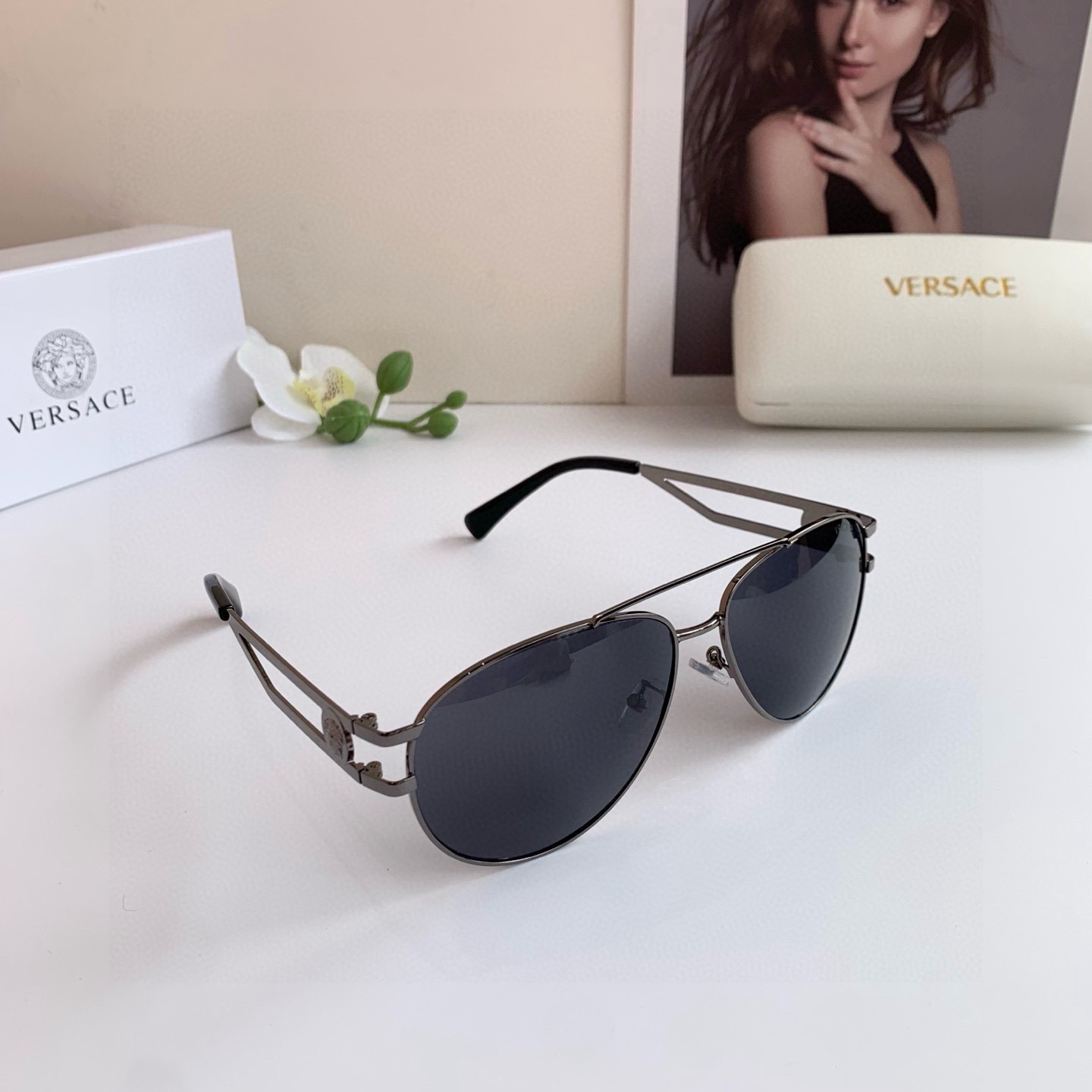 <p>VERSACE 范思哲 欧美时尚金属蛤蟆框太阳镜 偏光镜 骑行防紫外线遮阳镜 经典设计超好搭配 </p>