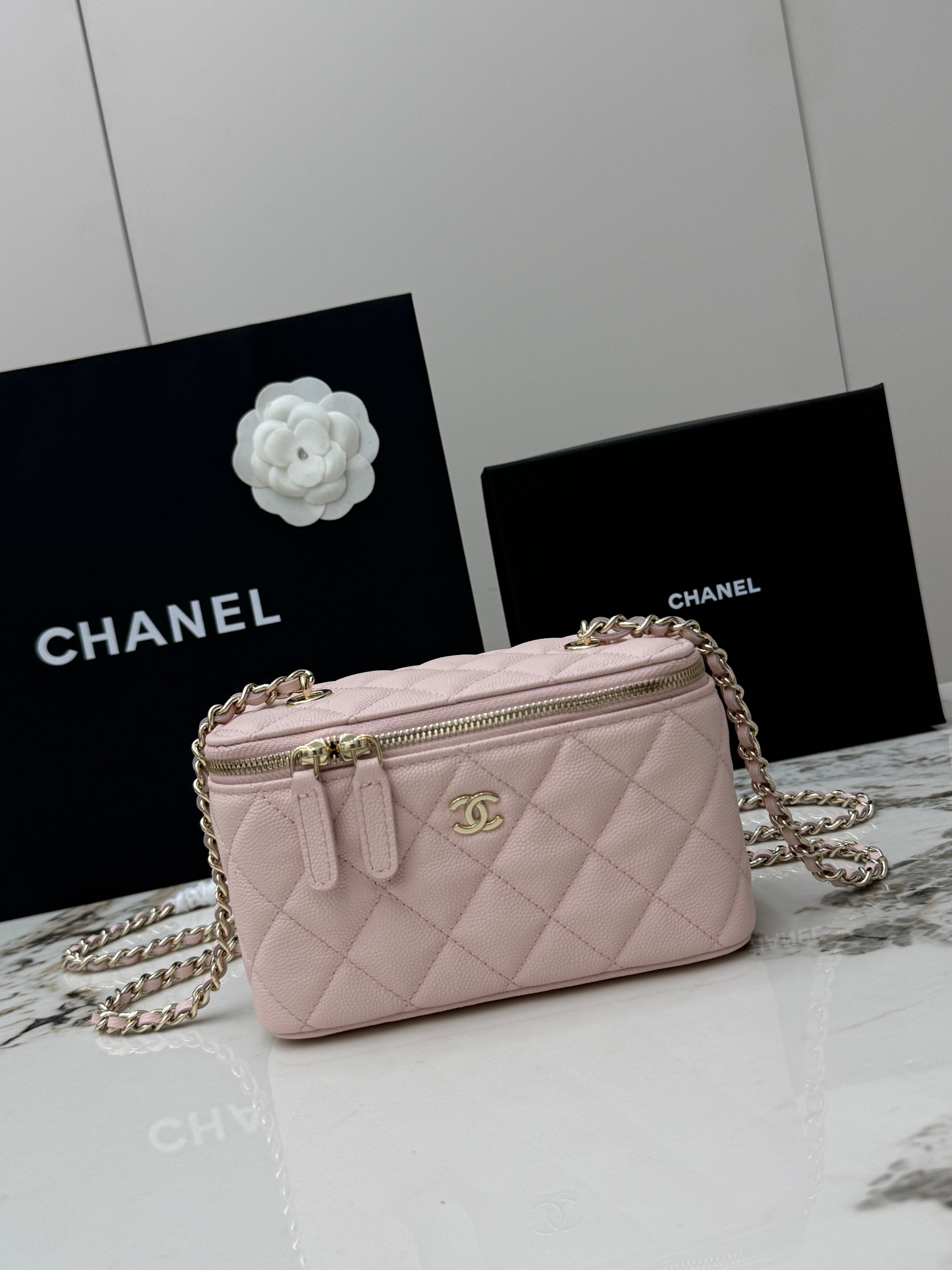 <p>CHANEL 新品 鱼子酱小球纹香奈儿24K春夏新款 顶级货全钢金色链条 小球纹鱼子酱压花牛皮盒子包 型号 AP1341  </p><p>尺寸 长17x宽8x高9.5cm </p>