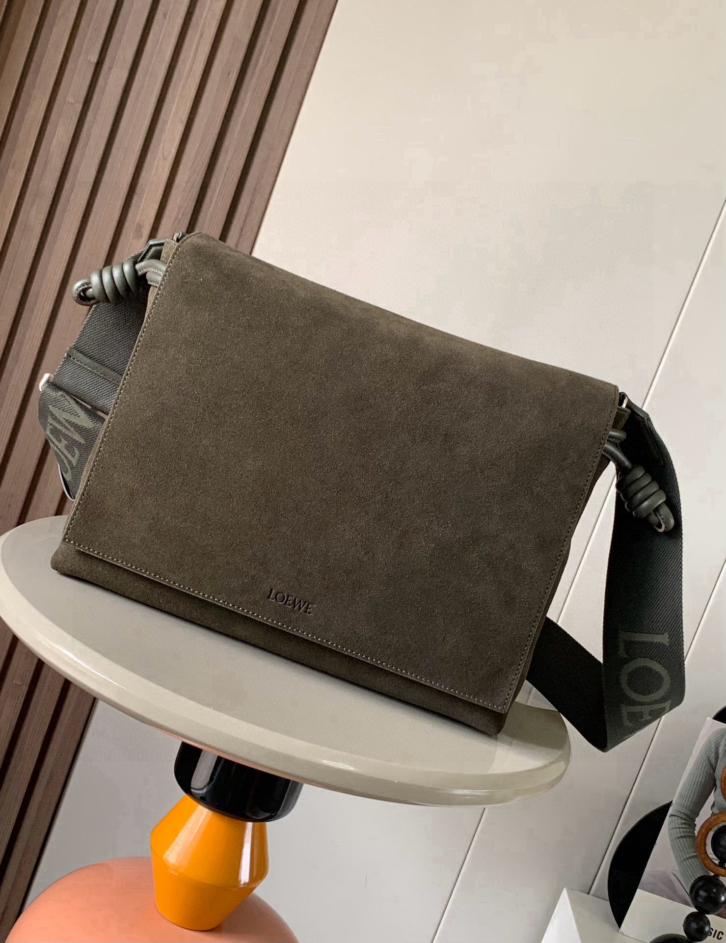 <p>新款绒面牛皮革Flamenco satchel 手袋这款手袋将经典 Flamenco 手袋重新设计为实用的斜挎包采用拉绳收紧 并打上标志性的盘绕结采用深海军蓝色绒面牛皮打造经过染色和手工磨毛处理 仿效经典单宁布面料的独特褪色效果内部为光滑纳帕皮革 可斜挎 肩背或手提 可调节可拆卸 L0EWE 织带 内部牛皮革拉链袋和 D 形环</p><p>尺寸 34cm 24cm  12cm</p><p>款号 9059</p><p>颜色 橄榄绿</p>