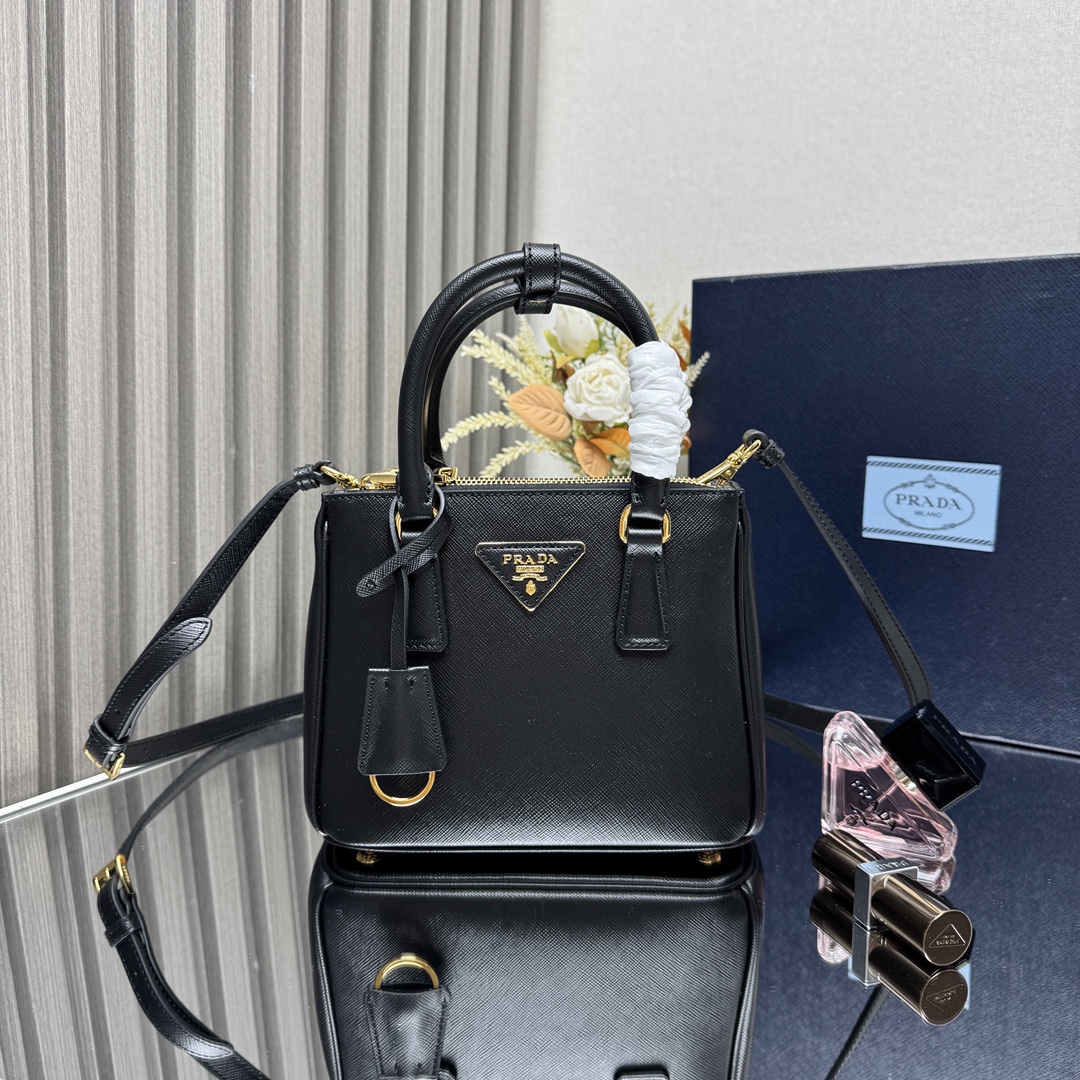<p> 顶级原单 专柜新款mini杀手包1BA906这款Galleria手袋采用标志性的Saffiano皮革制作 配有一条可拆卸肩带 顶级金色五金是对经典隽永优雅气质的别致诠释 对现在流行小包盛行时代的美女们 值得拥有 轻松搞定小姐姐曰常出行 容量空间大 又好看又实用任何时候拿出来用都会不过时的包型赶紧入手吧代工码165 尺寸 长20x高15x底9.5cm </p>