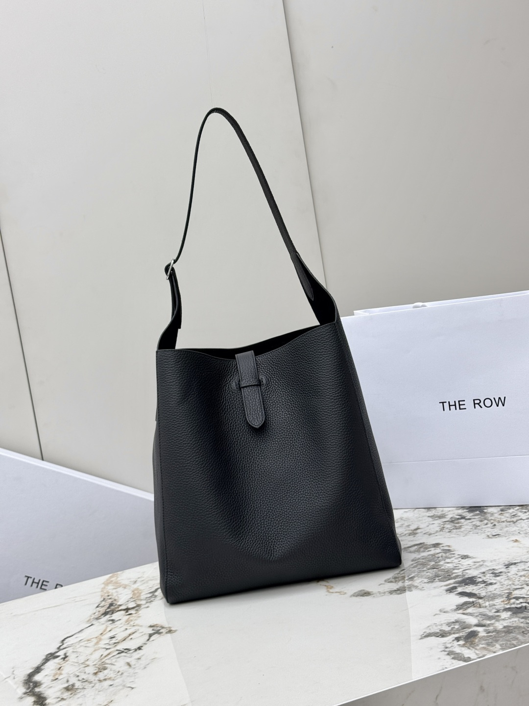 <p>THE ROW 原厂皮荔枝纹托特包Blake Hobo 手提单肩包 还配有一个小包 肩带可调节长短 ROW这个牌子的皮料的质感从来没让人失望过 就是你一提一用就知道是好东西皮质真的是太好了 进口荔枝纹牛皮 内里采用绒皮 跟park水桶一样又肉又软 超级好rua  版型松弛慵懒 不用担心压身高的问题 大容量完全可以当做上班通勤包  型号 T1699  尺 长32X高31X宽11cm</p>