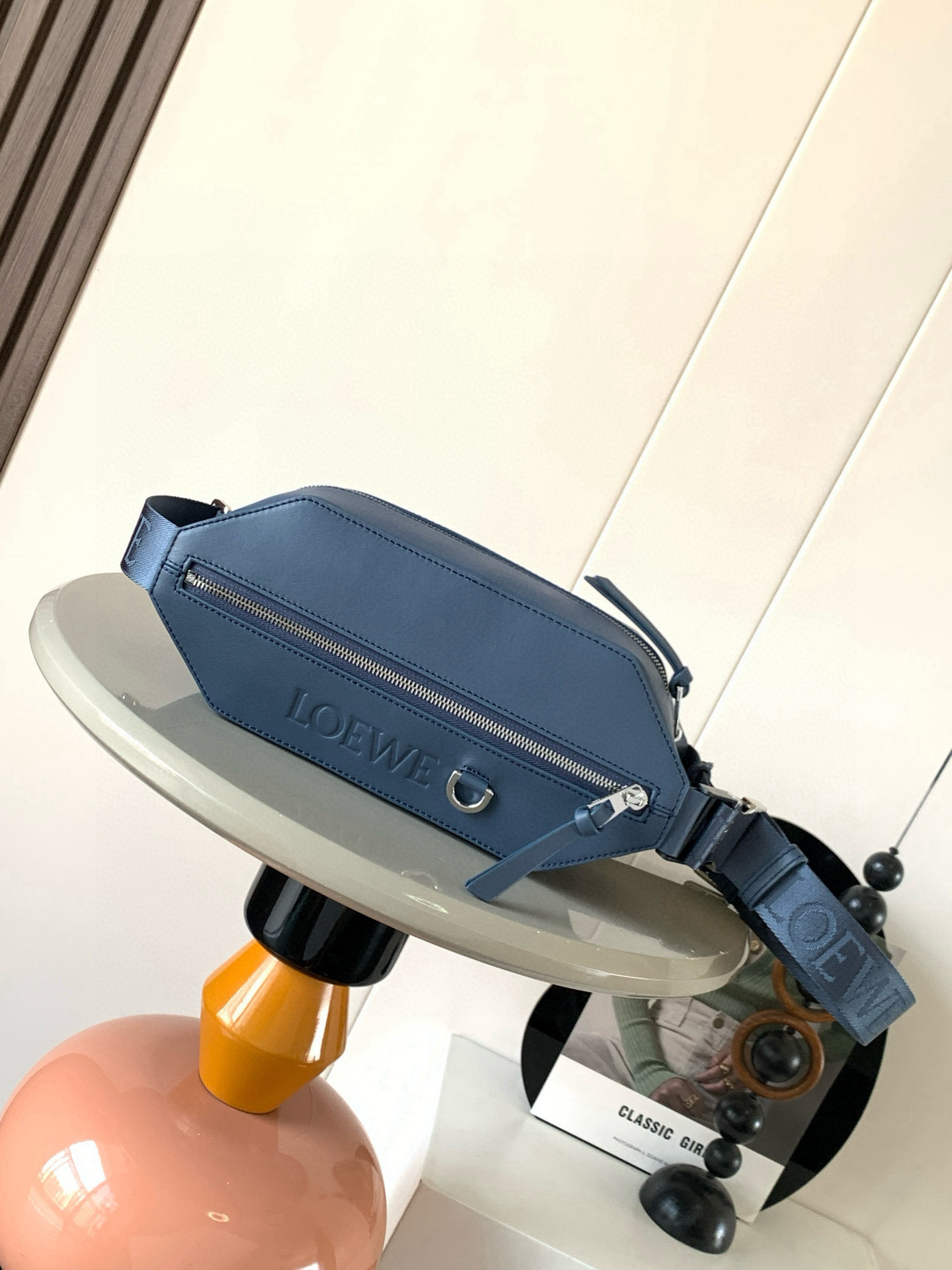 <p>经典牛皮革变形 Sling 手袋紧凑型 Sling 手袋配有可调节 LOEWE 织带和品牌标志金属搭扣可打开以改变手袋容量并实现多种携带方式 外部拉链平口袋进步增强了功能性这个版本采用经典牛皮革制成  可斜挎或作为腰包携带 拉链开合 牛皮革拉链头 人字纹棉质帆布衬里 配有 D 形环的压纹 LOEWE</p><p>尺寸 32.5cm 9cm 12.3cm</p><p>款号 9074</p><p>颜色 靛蓝色</p>