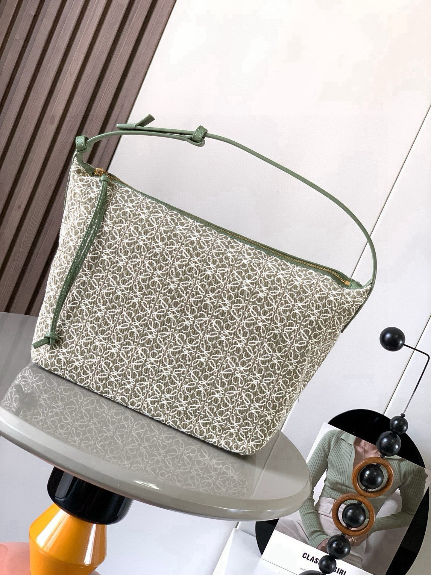 <p>Anagram 提花布和牛皮革 Cubi 手袋大号便当包 Cubi饭盒包这一季的快乐是Cubi给的 L0ewe 最新抢手腋下包  带有牛皮革底座和柔软的包身 这个版本采用牛皮革和 Anagram 提花布制成 </p><p>大号尺寸:35 21 16CM</p><p>款号 9008</p><p>颜色 绿色小花</p>
