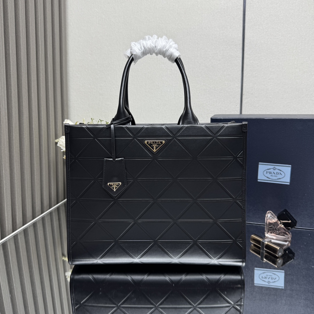 <p> 顶级原单 新款五金唛 中号35CM 新款三角菱格托特包托特包1BA378到货啦这款托特包采用进口小牛皮 纯手工三角菱格设计 唛头由浮雕三角形加五金散唛组成 内格配有拉琏口袋 简约又大气 时尚感满满 宝宝们赶紧入手吧 尺 长35x高27x底10cm</p>