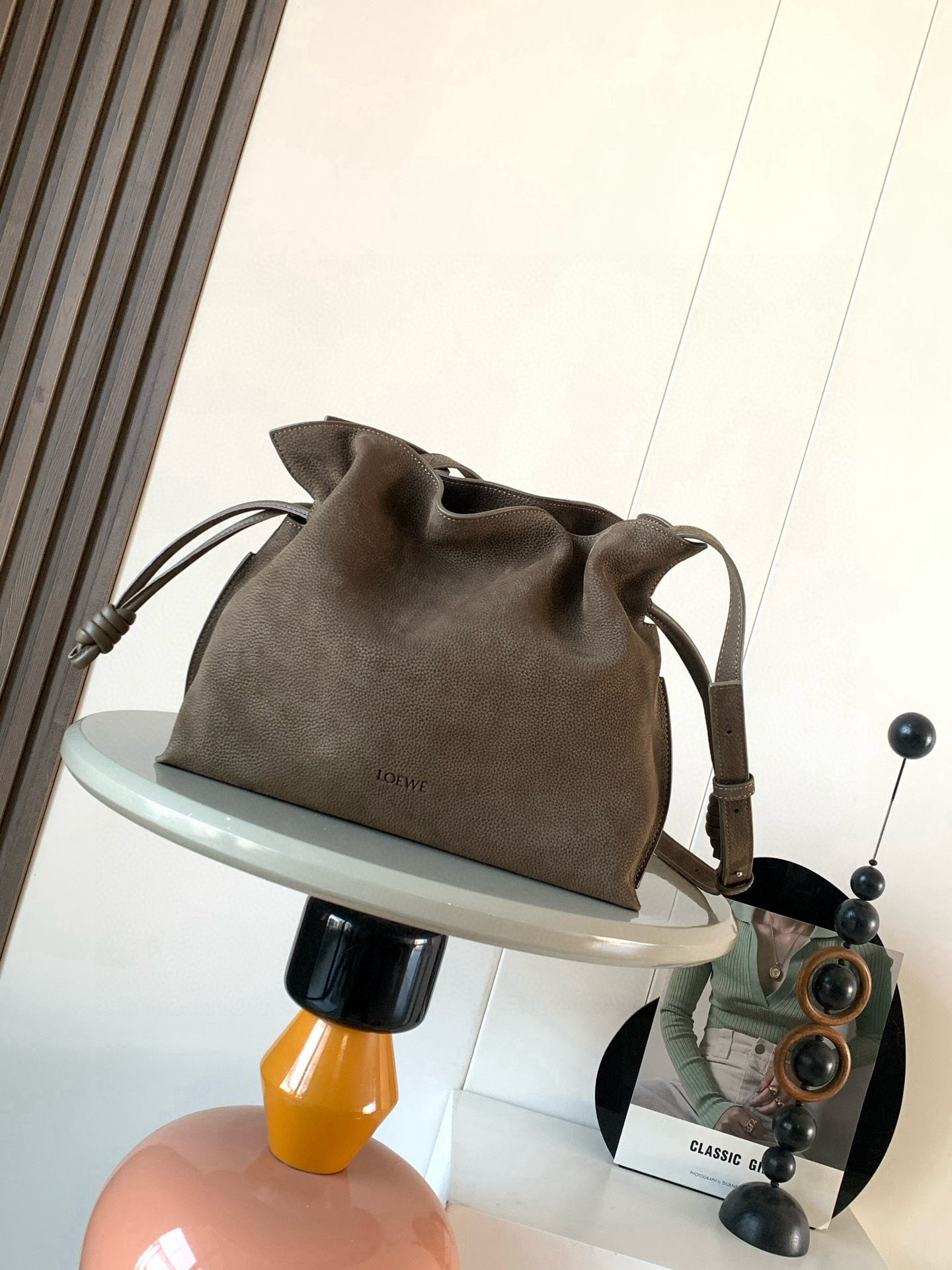 <p>新款福袋 中号粒面牛巴革 Flamenco 手拿包Flamenco 手拿包以柔软材质造就慵懒风格抽绳设计饰有历史悠久的绳结此中号版本采用粒面牛巴革制成 *可肩背 斜挎或手提*可拆卸可调节肩带 低调的磁扣开合*纳帕羊皮革衬里*L0EWE 圧紋</p><p>款号 9162</p><p>尺寸 30CM 24.5CM 10.5CM</p><p>颜色 牛巴革</p>