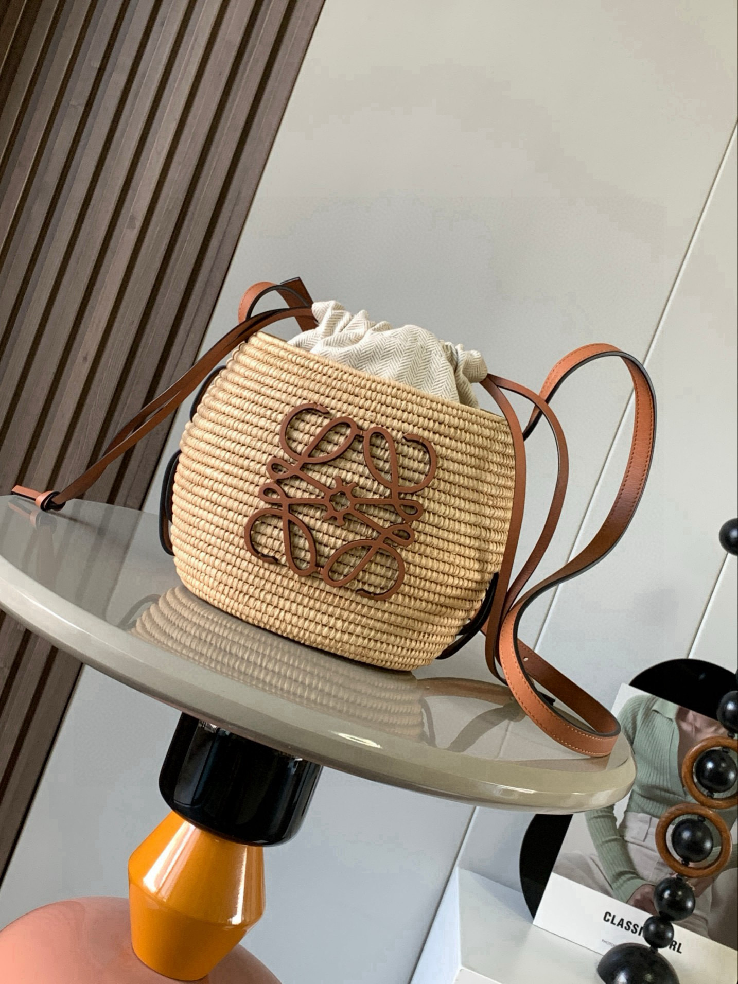 <p>酒椰纤维和牛皮革蜂巢Basket小蜂巢 灯笼包手袋编织包  配有穿过整个蜂巢形状包身的牛皮革肩带这个版本采用酒椰叶纤维和牛皮革制成配有内置抽绳小包 正面饰有牛皮革 Anagram 刺绣跟以往单肩背的草编包不同小蜂巢可以斜挎 也可以单肩背款号 8002</p><p>颜色 棕色</p>