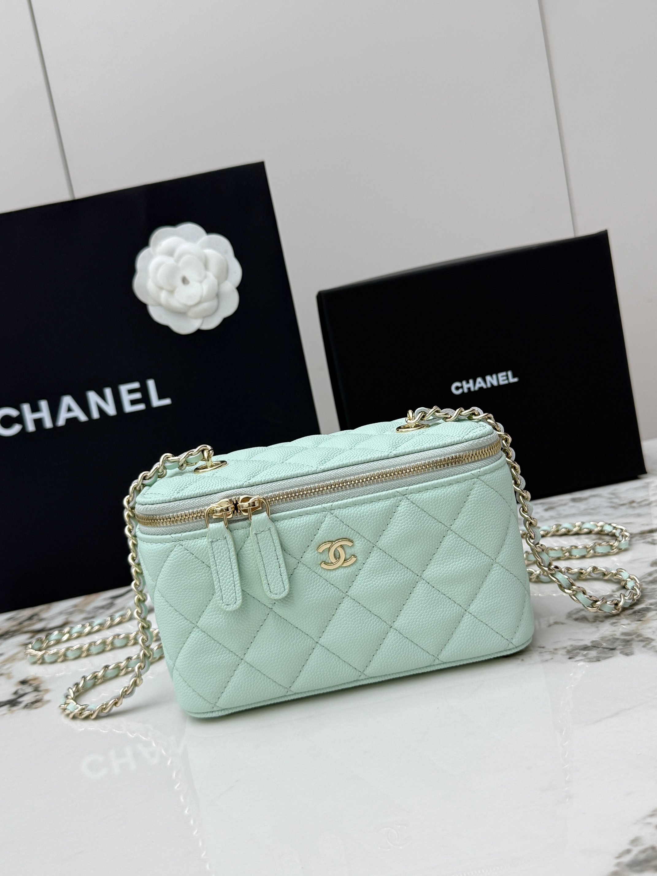 <p>CHANEL 新品 鱼子酱小球纹香奈儿24K春夏新款 顶级货全钢金色链条 小球纹鱼子酱压花牛皮盒子包 型号 AP1341  </p><p>尺寸 长17x宽8x高9.5cm </p>