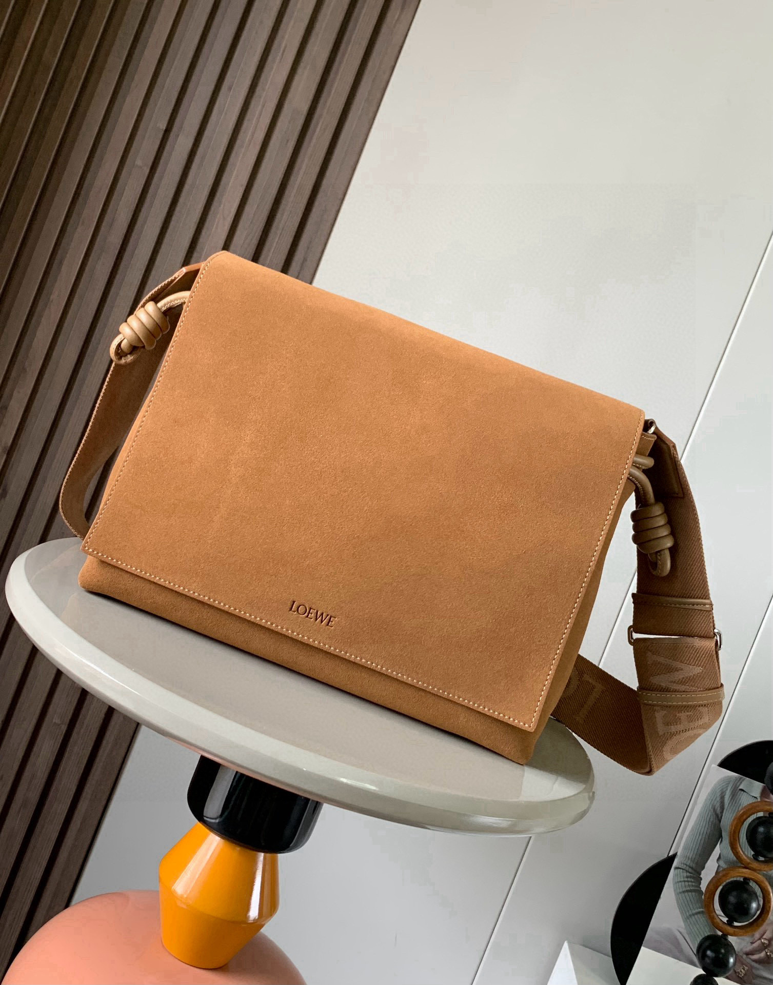 <p>新款绒面牛皮革Flamenco satchel 手袋这款手袋将经典 Flamenco 手袋重新设计为实用的斜挎包采用拉绳收紧 并打上标志性的盘绕结采用深海军蓝色绒面牛皮打造经过染色和手工磨毛处理 仿效经典单宁布面料的独特褪色效果内部为光滑纳帕皮革 可斜挎 肩背或手提 可调节可拆卸 LOEWE 织带 内部牛皮革拉链袋和 D 形环</p><p>尺寸 34cm 24cm  12cm</p><p>款号 9059</p><p>颜色 烟草色</p>