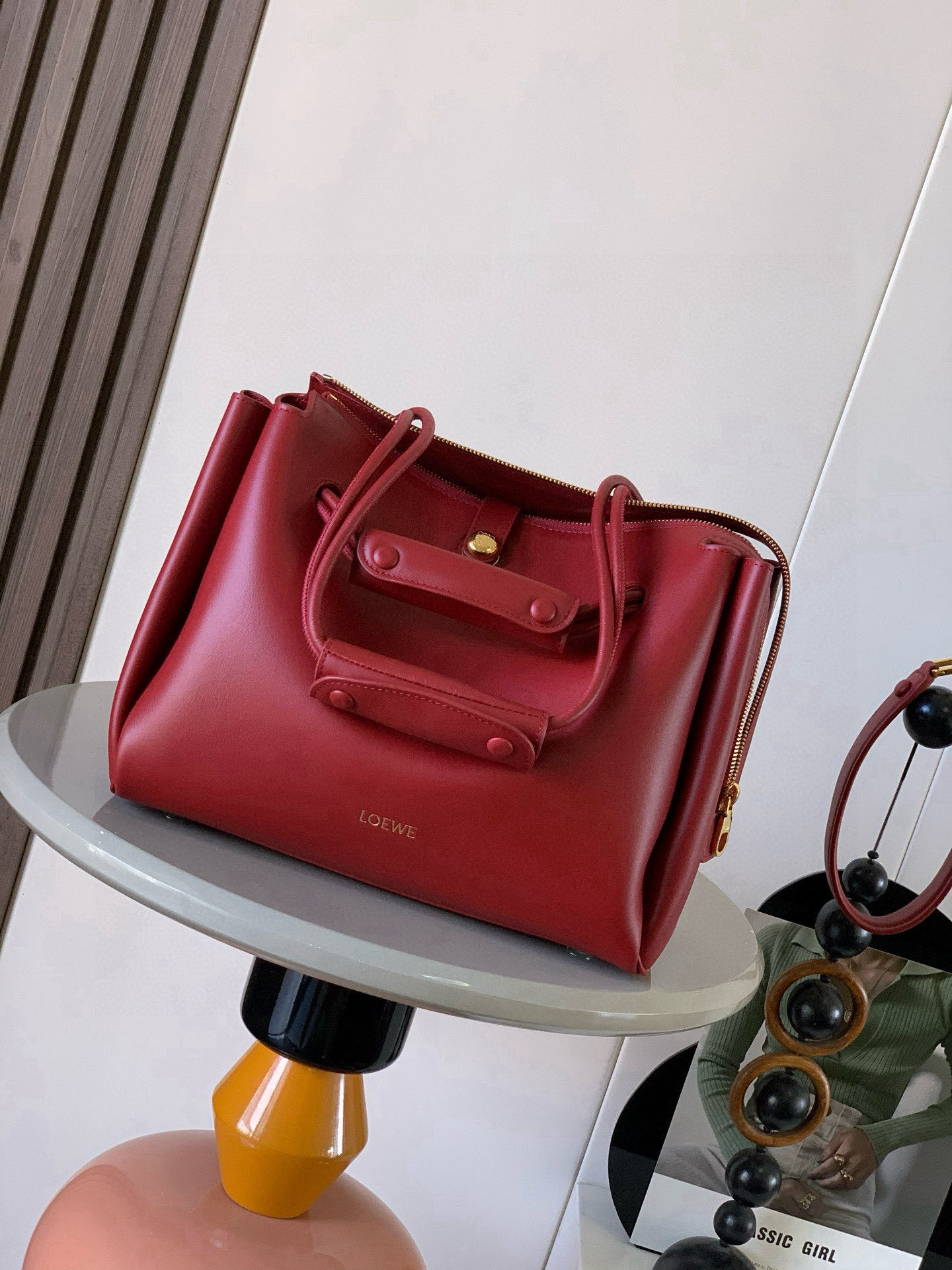 <p>中号柔软牛皮革 Madrid手袋Madrid 具有柔软的结构感梯形造型采用角撑设计 搭配可调节提手和 Pebble 磁扣此中号版本采用柔软牛皮革制成*可肩背 斜挎或手提*可调节肩带 搭配皮革延长带 *AnagramPebble 磁扣开合拉链开合*一个拉链内袋 *Anagram Pebble金属脚钉*纳帕羊皮革衬里</p><p>尺 28.5CM 23CM 11CM</p><p>款号 9147</p><p>颜色 枫叶红</p>