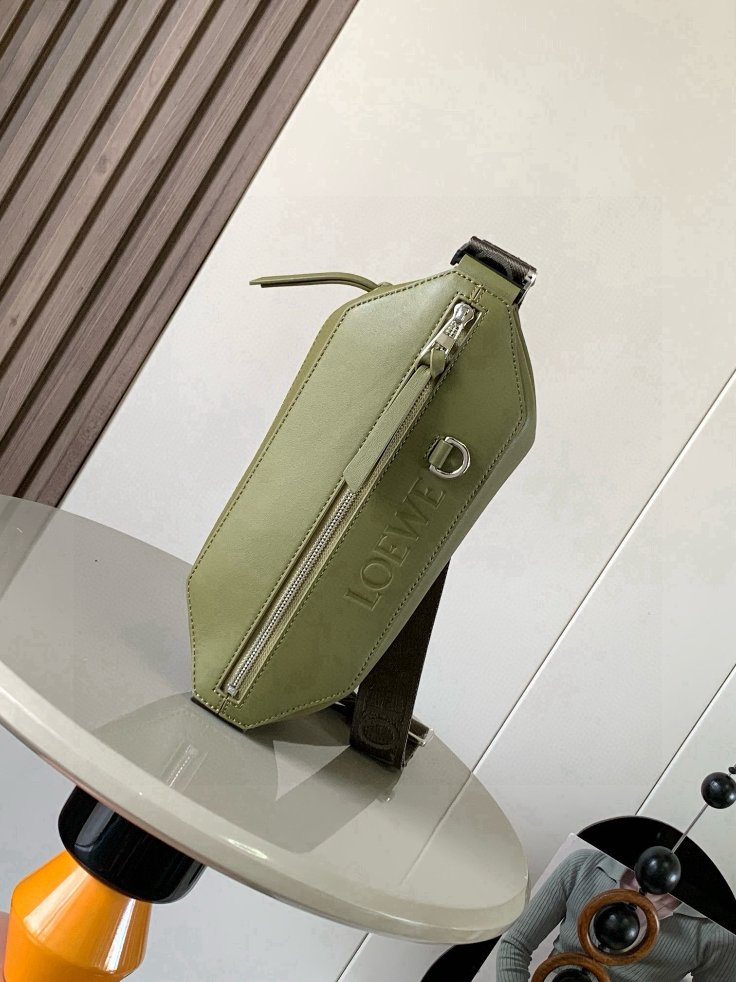 <p>经典牛皮革变形 Sling 手袋紧凑型 Sling 手袋配有可调节 LOEWE 织带和品牌标志金属搭扣可打开以改变手袋容量并实现多种携带方式 外部拉链平口袋进步增强了功能性这个版本采用经典牛皮革制成  可斜挎或作为腰包携带 拉链开合 牛皮革拉链头 人字纹棉质帆布衬里 配有 D 形环的压纹 LOEWE </p><p>尺寸 32.5cm 9cm 12.3cm</p><p>款号 9074</p><p>颜色 橄榄灰</p>