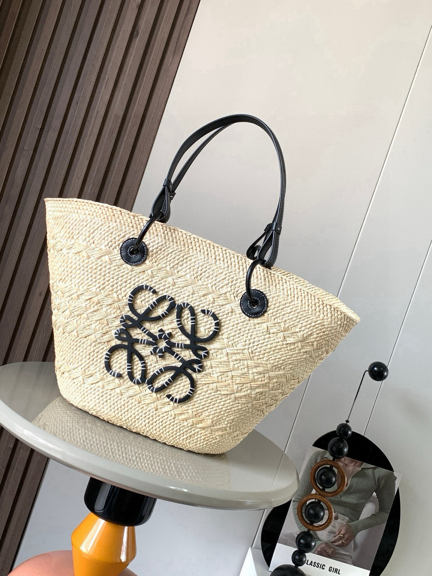 <p> 进口原厂拉菲草 大号伊拉卡棕榈纤维和牛皮革 Anagram Basket 手袋超多明星同款一个传统的篮子手袋带有经典的手工编织包身管状牛皮革带子 以及一块牛皮革 Anagram 压纹贴片这个小尺寸版本采用伊拉卡棕榈制成 款号 8011</p><p>颜色 黑色</p>