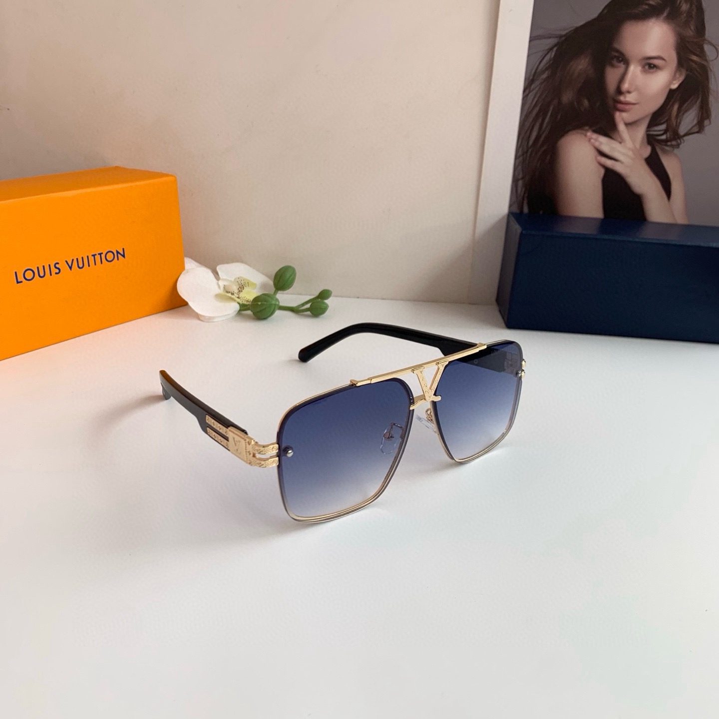 <p>LV 路易威登 新款金属方框男女款墨镜 户外强光太阳镜 时尚个性百搭潮流眼镜 </p>