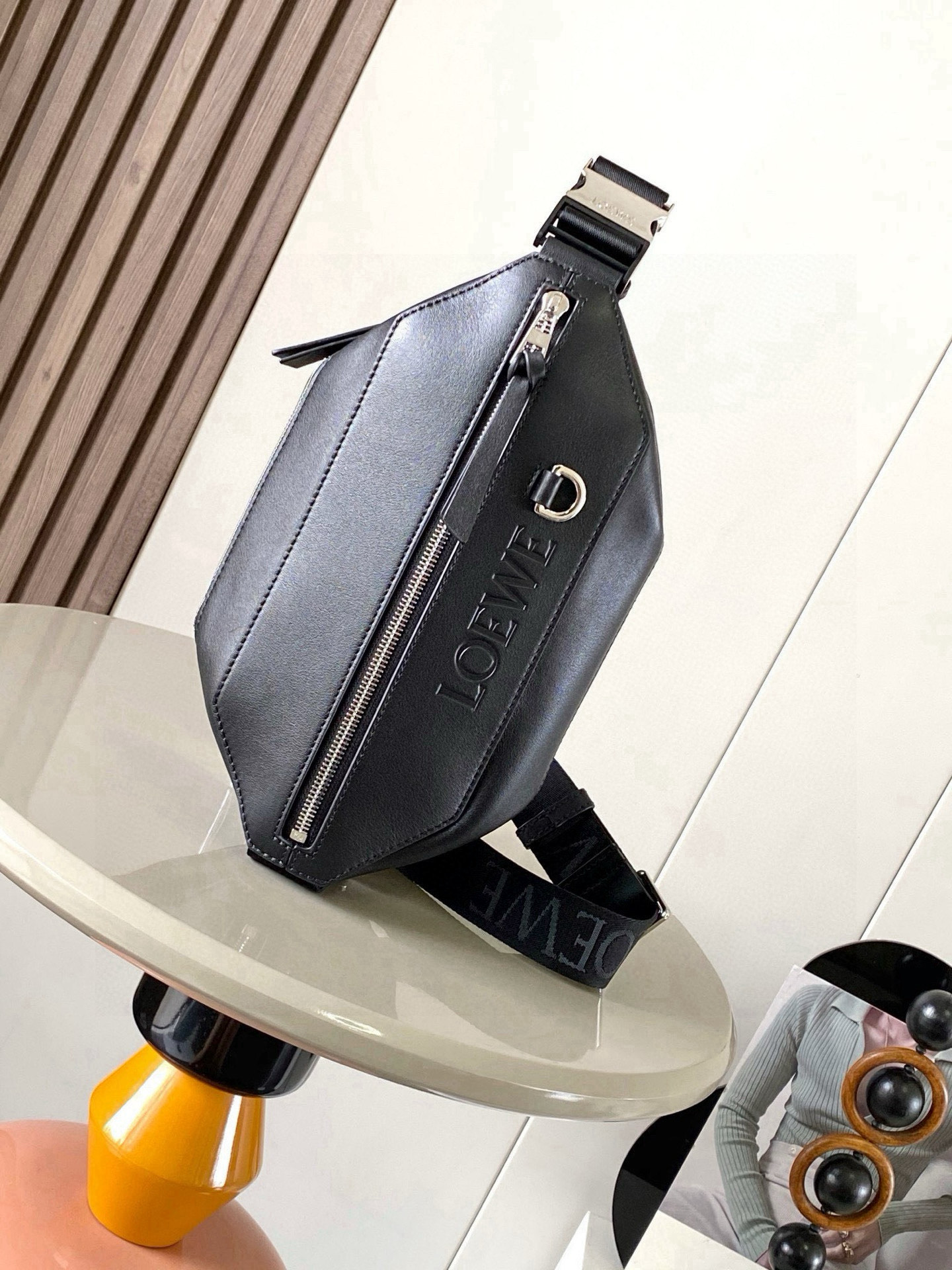 <p>经典牛皮革变形 Sling 手袋紧凑型 Sling 手袋配有可调节 LOEWE 织带和品牌标志金属搭扣可打开以改变手袋容量并实现多种携带方式 外部拉链平口袋进步增强了功能性这个版本采用经典牛皮革制成  可斜挎或作为腰包携带 拉链开合 牛皮革拉链头 人字纹棉质帆布衬里 配有 D 形环的压纹 LOEWE</p><p>尺寸 32.5cm 9cm 12.3cm</p><p>款号 9074</p><p>颜色 黑色</p>