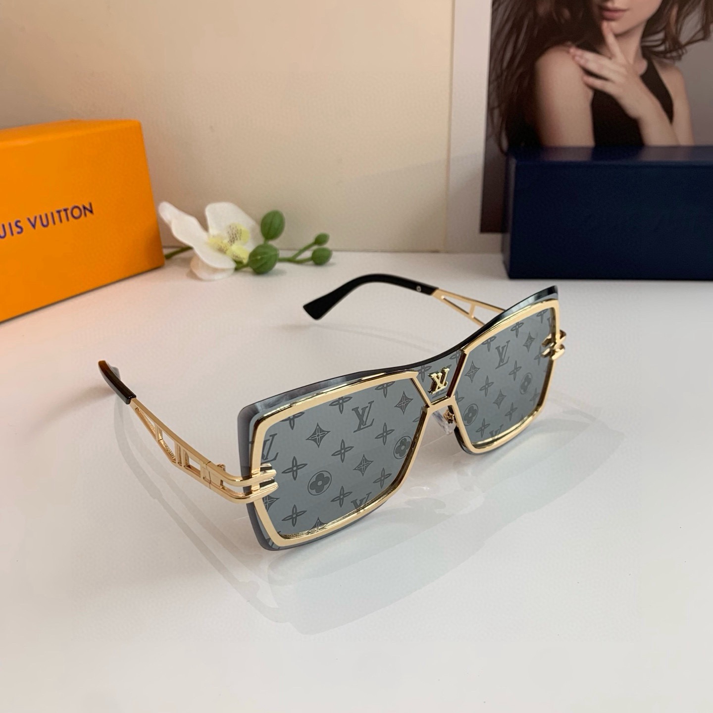 <p>LV 路易威登 时尚潮流男女方框连体片太阳镜 网红同款墨镜  出游必备遮阳镜</p>