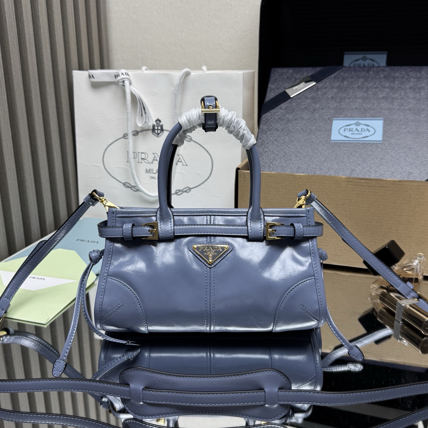 <p> 顶级原单 LusSolf油腊皮1BA486迷你号这款迷你手提斜挎包采用进口油腊皮 油亮的色泽散发出古典气息 配有一条可拆卸调节的长肩带 斜挎 手提 肩带 满足所有背法容量空间非常大 巨巨好用 绝对是时商达人们的必备款 小小尺寸 真的太太可爱了赶紧把这款复古格调手拎包带回家吧 尺寸 长23.5高12x底9cm</p>