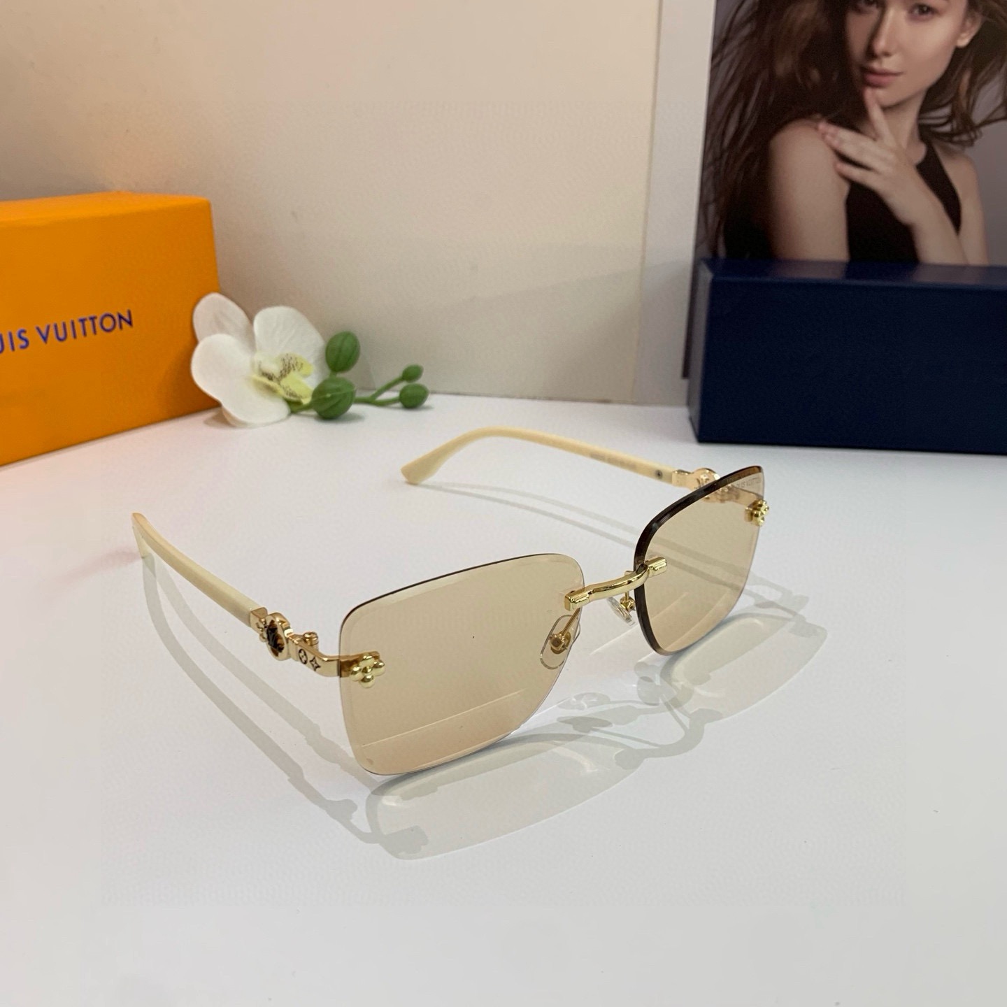 <p>LV 路易威登 新款男女款墨镜 户外遮阳太阳镜 欧美时尚潮流方框眼镜 </p>