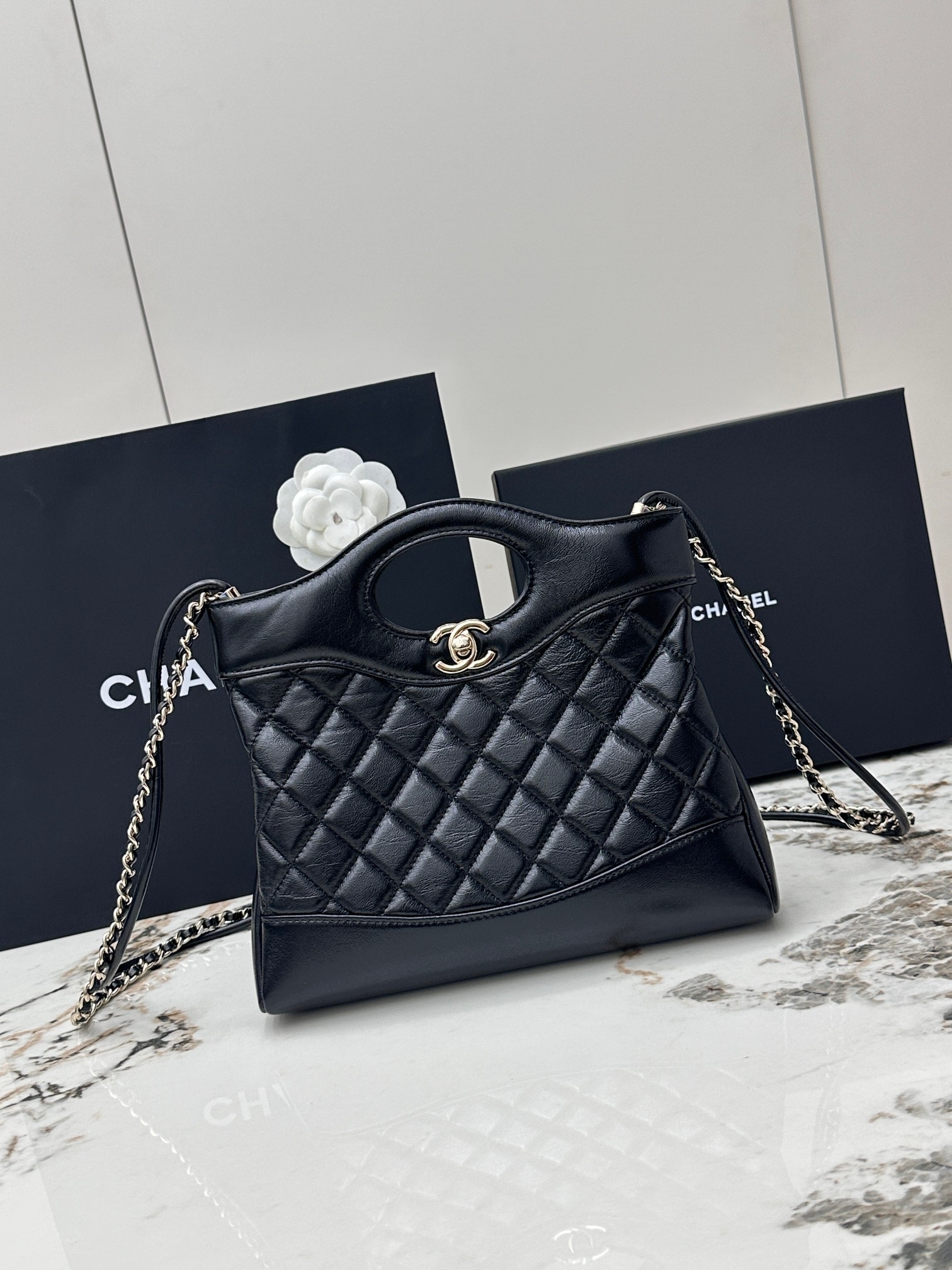 <p>CHANEL香奈儿31Bag 23A 金扣菱格纹油蜡皮手提包油蜡牛皮材质 光泽感满满 耐磨不易划伤 经典菱格纹+复古金色五金 双CLogo点缀 细节超精致 日常手机 化妆品都能装下 还有一个拉链袋 可手提可斜挎可单肩都很百搭 实用又时髦 是香奈儿近年超火的热门款</p><p>型号 AS4133</p><p>尺  长23x高22x宽5.5cm </p><p> </p>