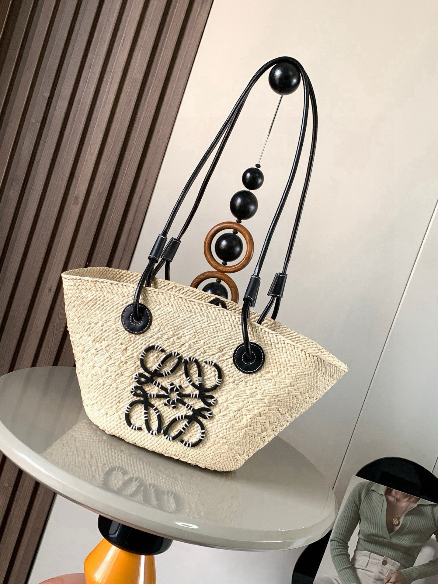 <p> 进口原厂拉菲草 小号伊拉卡棕榈纤维和牛皮革 Anagram Basket 手袋超多明星同款一个传统的篮子手袋带有经典的手工编织包身管状牛皮革带子 以及一块牛皮革 Anagram 压纹贴片这个小尺寸版本采用伊拉卡棕榈制成 款号 8012</p><p>颜色 黑色</p>