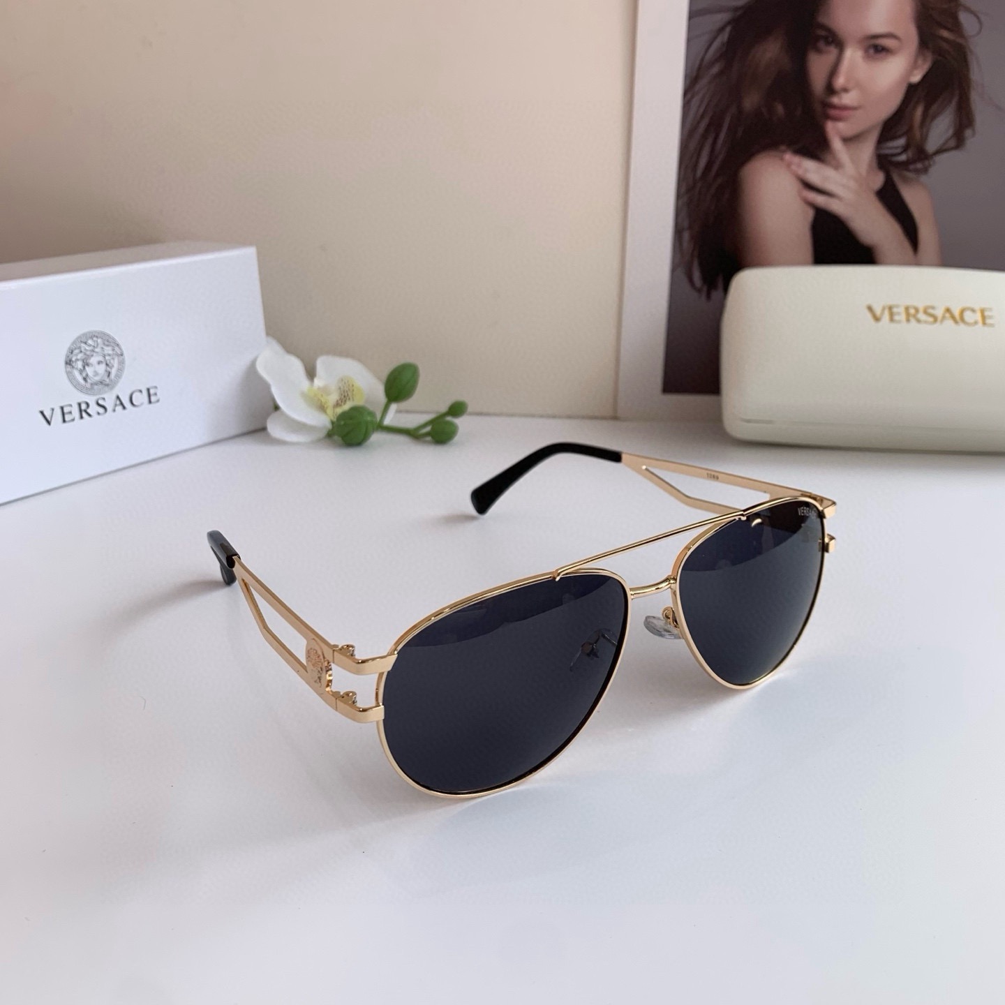 <p>VERSACE 范思哲 欧美时尚金属蛤蟆框太阳镜 偏光镜 骑行防紫外线遮阳镜 经典设计超好搭配 </p>