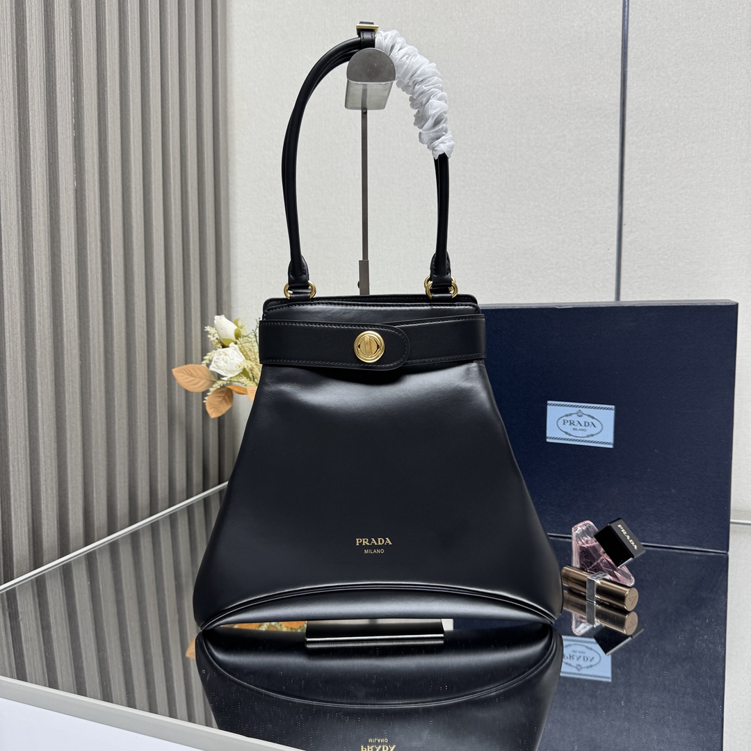 <p> 顶级原单 2025SS新款 1BG567长手柄Carey中号手提包 未来感与复古风和谐交融 以精致细节定义这款皮革手袋 在优雅设计中 经典与当代素并存 出自Prada档案库的精致转锁搭扣为整体造型添彩 </p><p>皮革手提柄 金属五金配件 正面压印字母徽标 饰带开合设计 配转锁搭扣 Nappa皮革内饰 搭配拉链口袋</p><p>尺寸:长31cm×高28cm×底5cm</p>