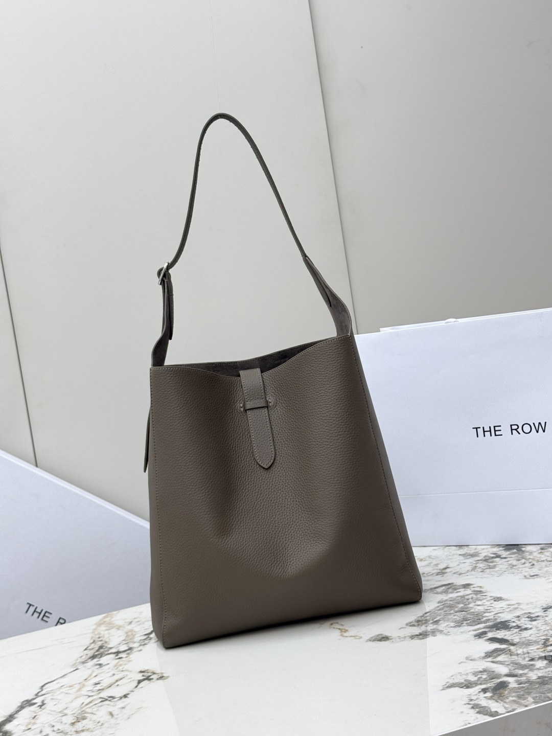 <p>THE ROW 原厂皮荔枝纹托特包Blake Hobo 手提单肩包 还配有一个小包 肩带可调节长短 ROW这个牌子的皮料的质感从来没让人失望过 就是你一提一用就知道是好东西皮质真的是太好了 进口荔枝纹牛皮 内里采用绒皮 跟park水桶一样又肉又软 超级好rua  版型松弛慵懒 不用担心压身高的问题 大容量完全可以当做上班通勤包  型号 T1699  尺 长32X高31X宽11cm</p>
