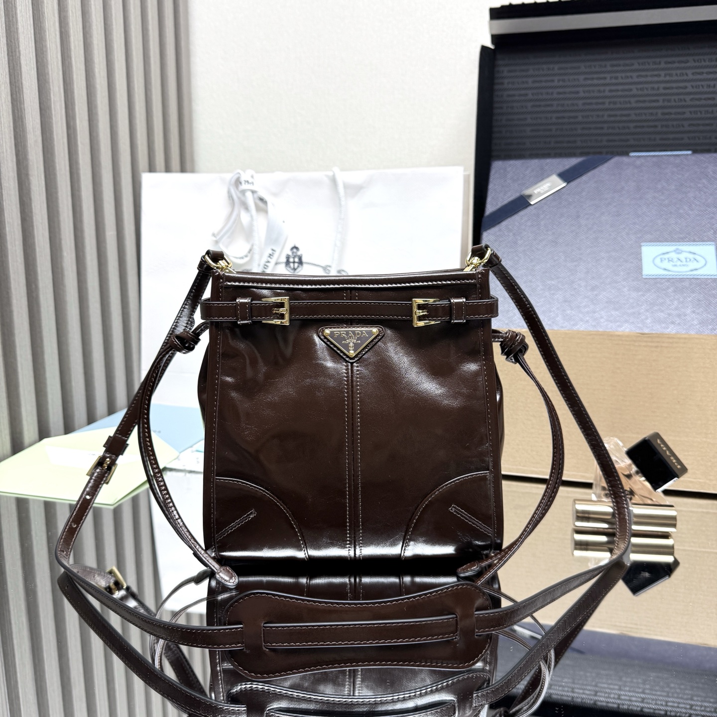 <p> 顶级原单 新款1BH229迷你单肩包 Sot Lux油腊皮 标志性设计焕然一新 Bonnie手袋是一款配有肩带的廓形 提升了风格的多功能本质 全新精致紧凑的造型采用精心制作的柔软皮革 呈现独特光泽 独特的袢带细节勾勒出这款配饰 饰以涂珐琅三角形金属徽标 配有一条可拆卸调节的长肩带 方便不同场合搭配 </p>